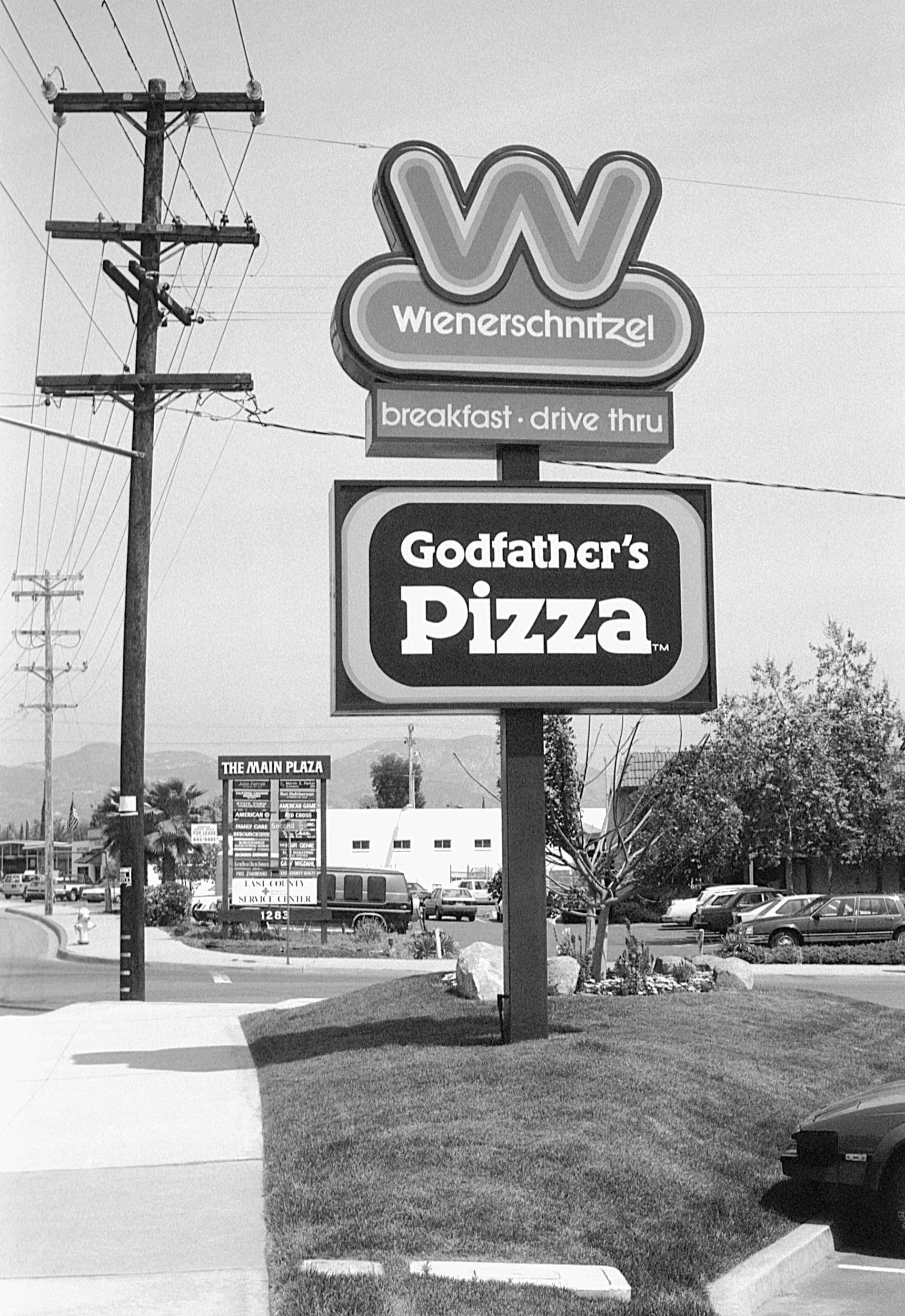 Stephen Clarke Godfathers Pizza San Diego 1987.jpg
