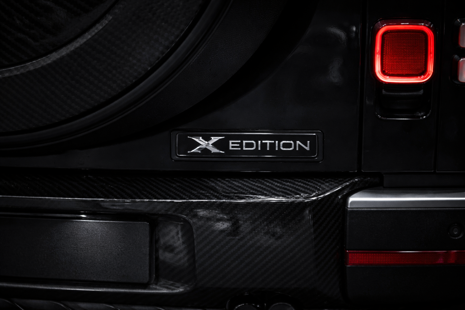 Ferrari logo featuring prancing horse and brand name on a black background.