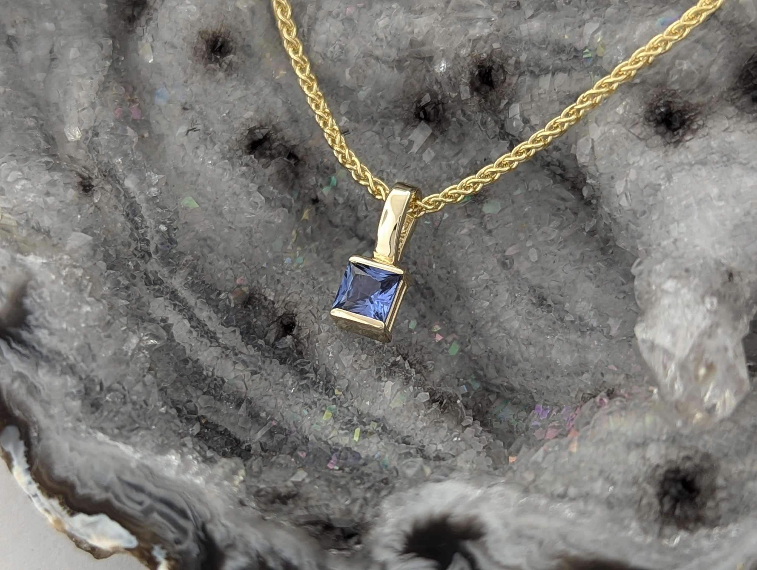 Montana Yogo Sapphire solitaire necklace in 14k yellow gold, 0.18ct.