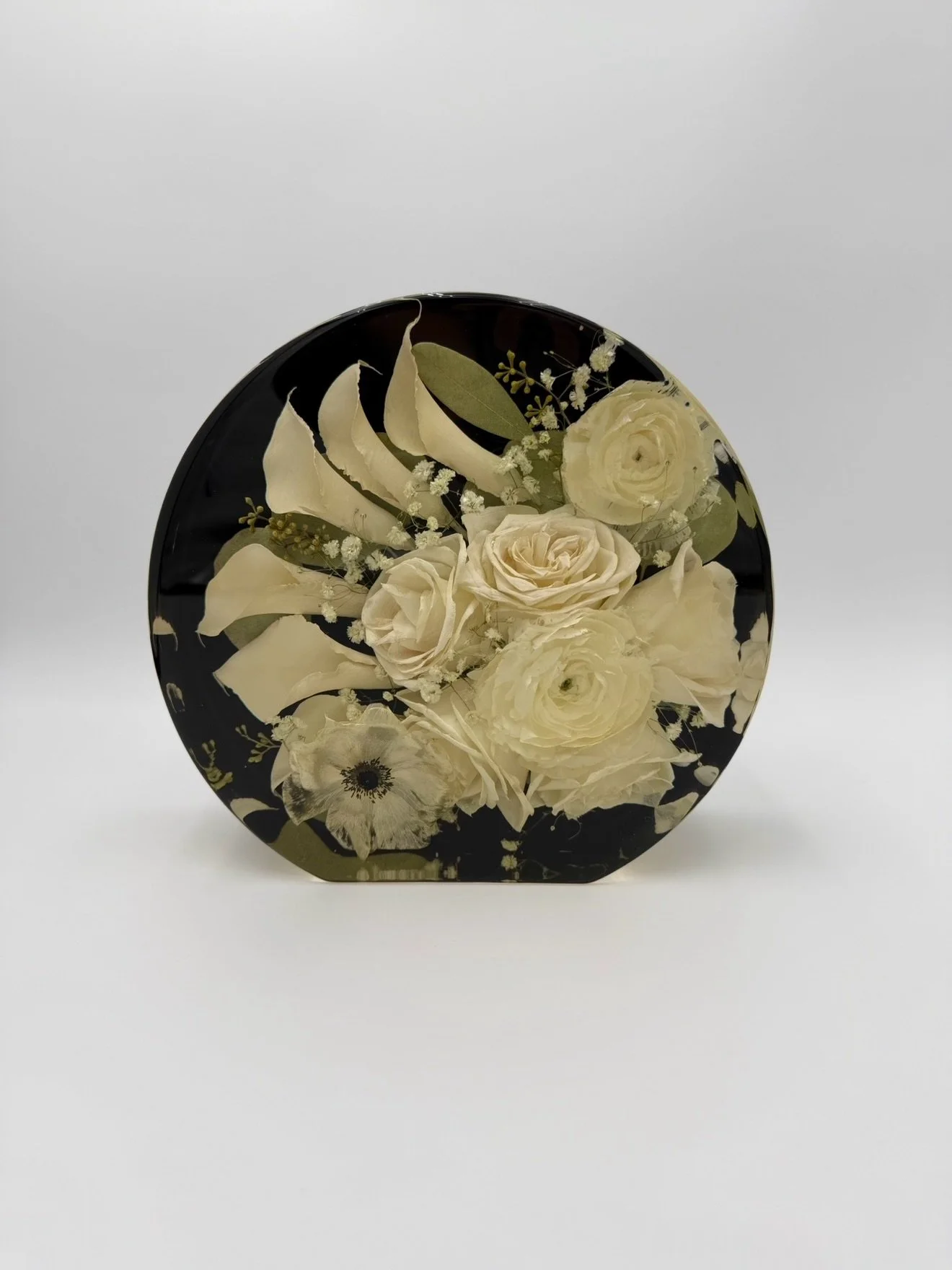 This is by far one of my favorites🖤🤍 

Mold: @zapp3d_design 
Resin: @icoat.epoxy 

#wedding #flowers #flowerstagram #art #blessed