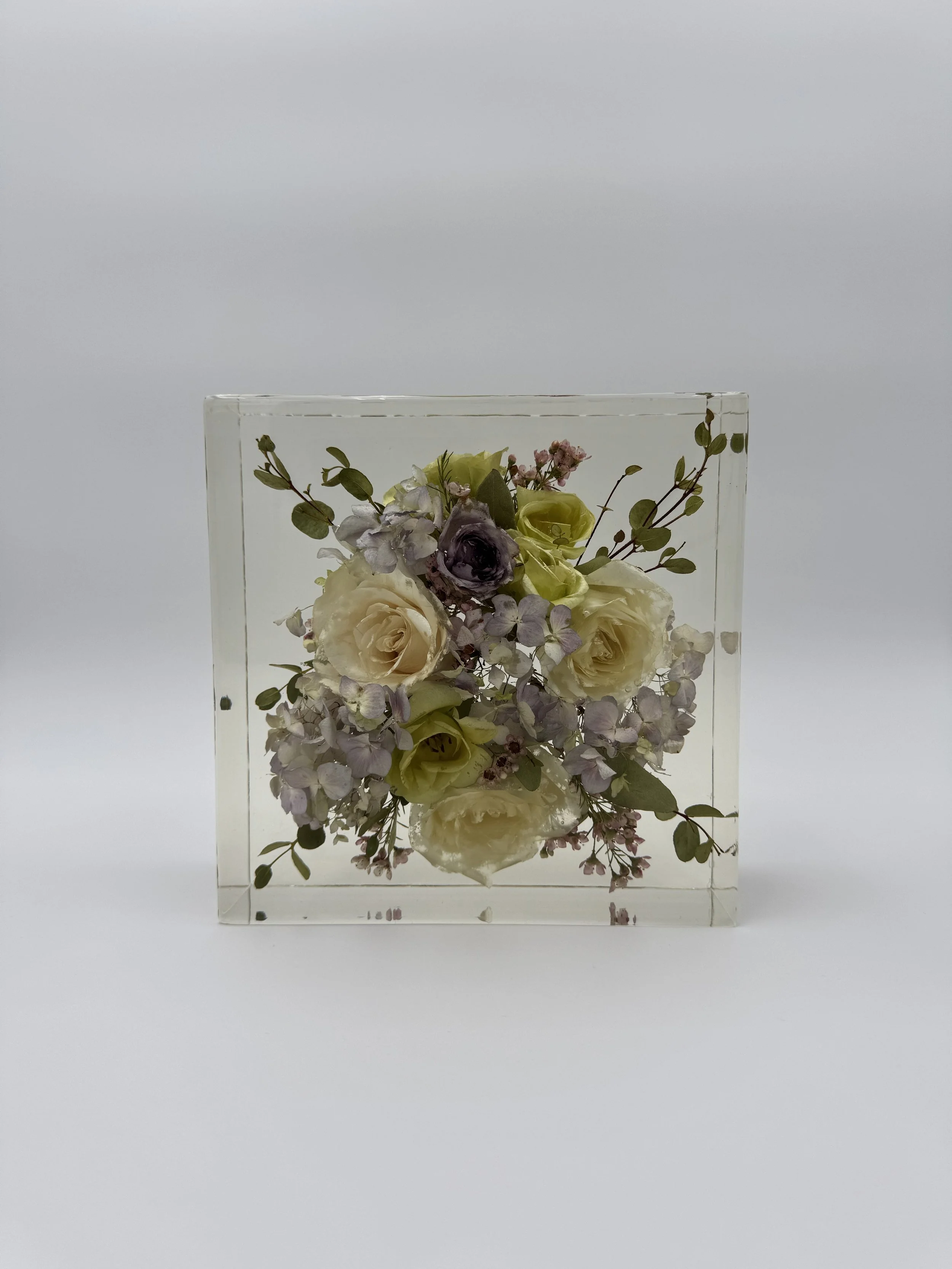 Hexagonal resin block with preserved flowers including pink roses, white blooms, and greenery.