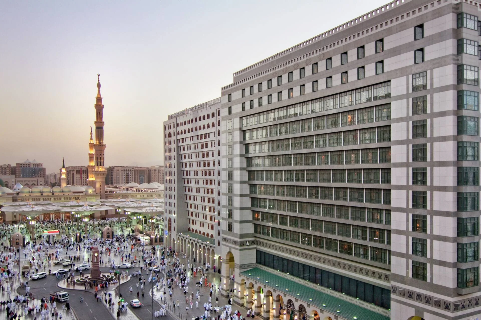 medhi-exterior-hotel-with-holy-mosque1.jpeg