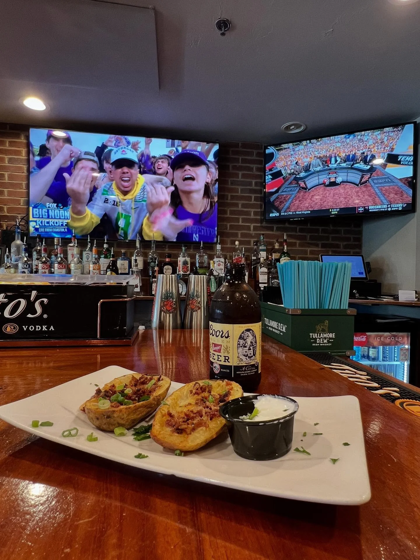 Games are on all day long&hellip; inside and outside! 🏈 🍻 

Fitzy Strings Inside!! 4-7pm @fitzystrings 
 
Clemson v Georgia Tech-  Noon
Alabama v Wisconsin- Noon
Georgia v Tennessee- 3:30pm
Florida v LSU- 6:45pm
Texas AM - Notre Dame-  7:30

#colle