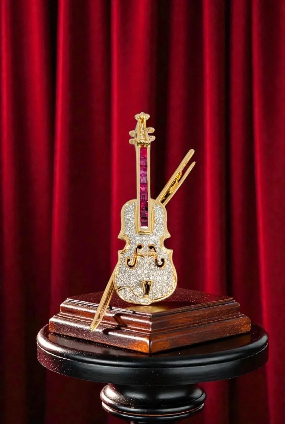 Violin brooch in 18K gold, set with diamonds and rubies