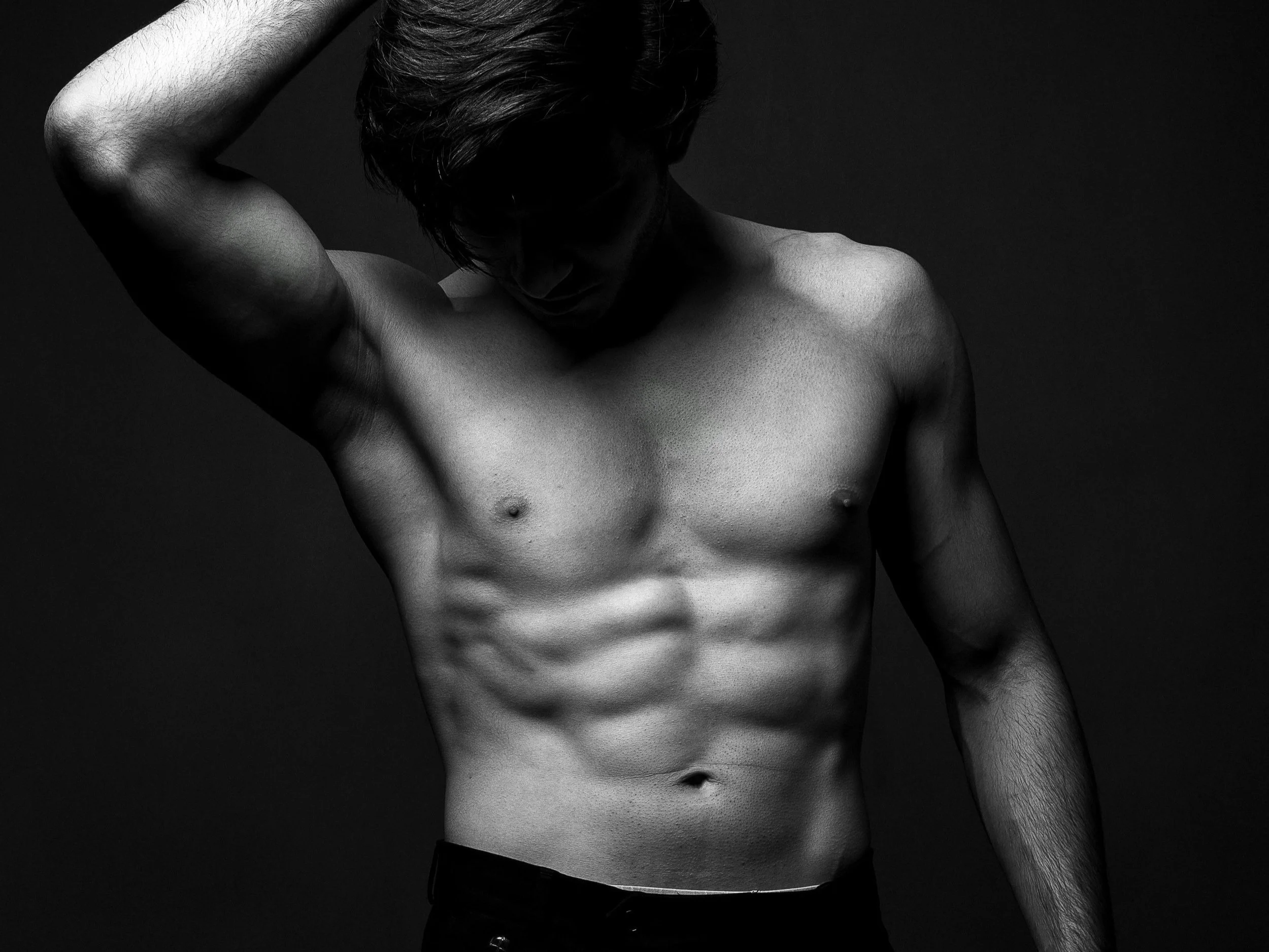 Attractive male aesthetics, strength, and sculpted physique — symbolizing The Aesthetic Agency’s expertise in male plastic surgery, body contouring, and regenerative wellness consulting.