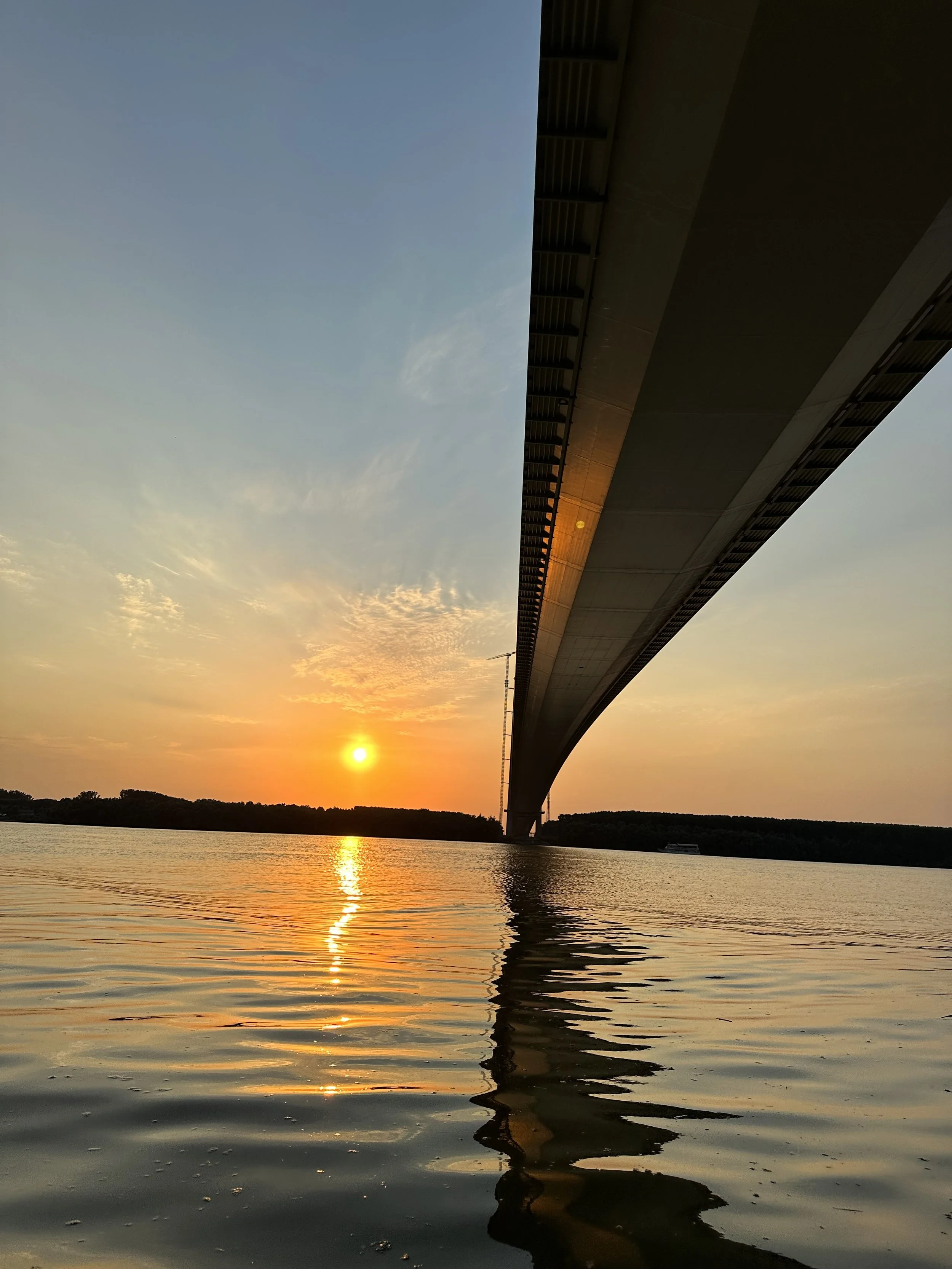 Building bridges. A construi punți.