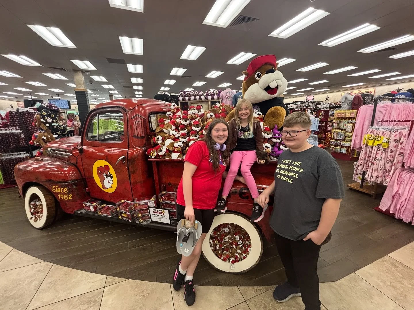 ⛽🐿️ Buc-ee&rsquo;s Pit Stop!
On our way to vacation, but of course we had to make a stop at the one and only Buc-ee&rsquo;s 🙌🦫
Snacks ✔️
Coffee ✔️
Road trip vibes ✔️

Where are all our Buc-ee&rsquo;s fans at?! 😎✨

#nashbrewcoffee #NashbrewNation 