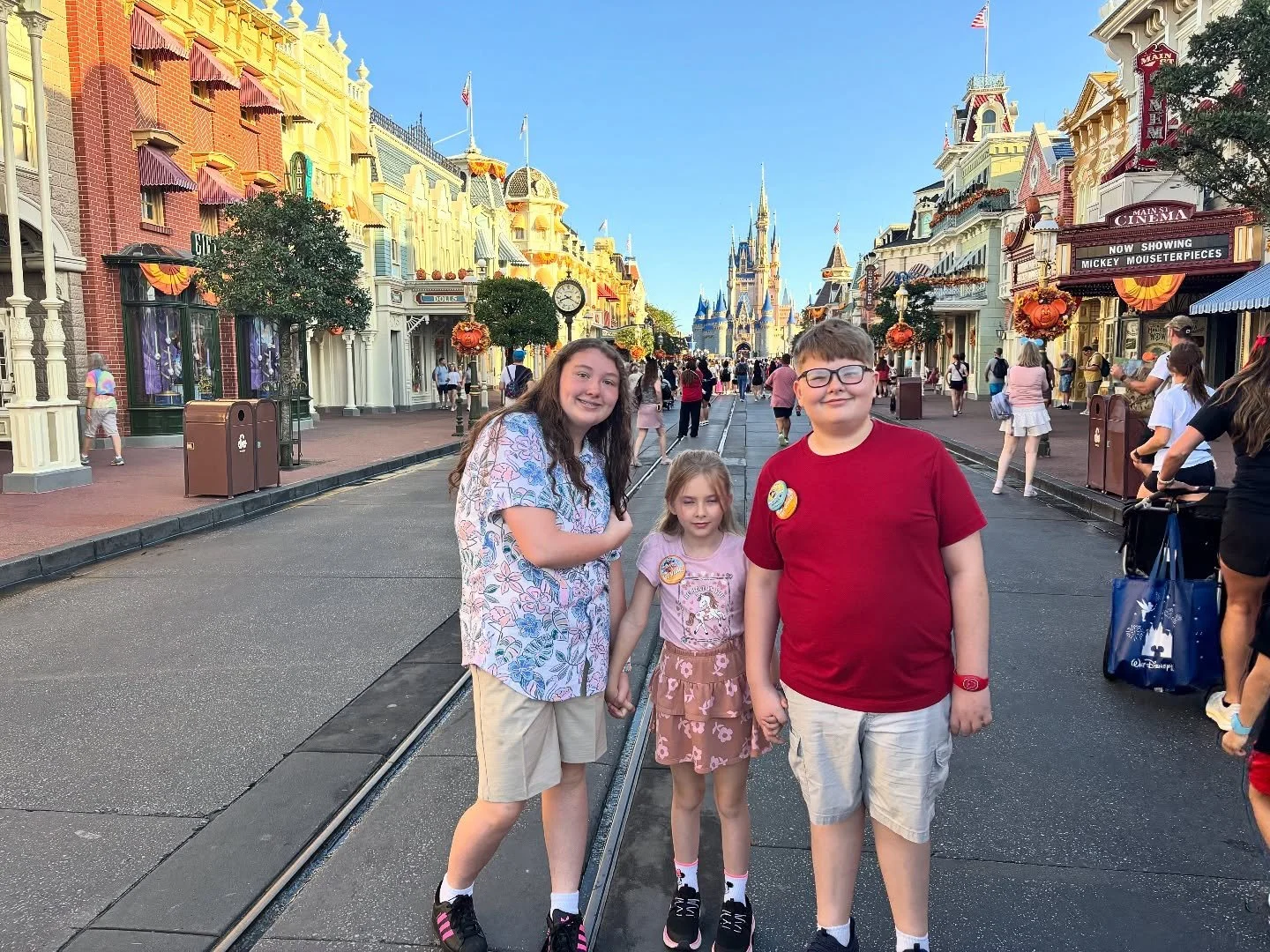 ✨ NashCrew rope dropped Magic Kingdom!
A bunch of rides are already down, so we made the best call&mdash;Dole Whip break 🍍 😎

#NashbrewCoffee #NashbrewNation #MagicKingdom #DisneyDay #DoleWhipBreak #RopeDropAdventures