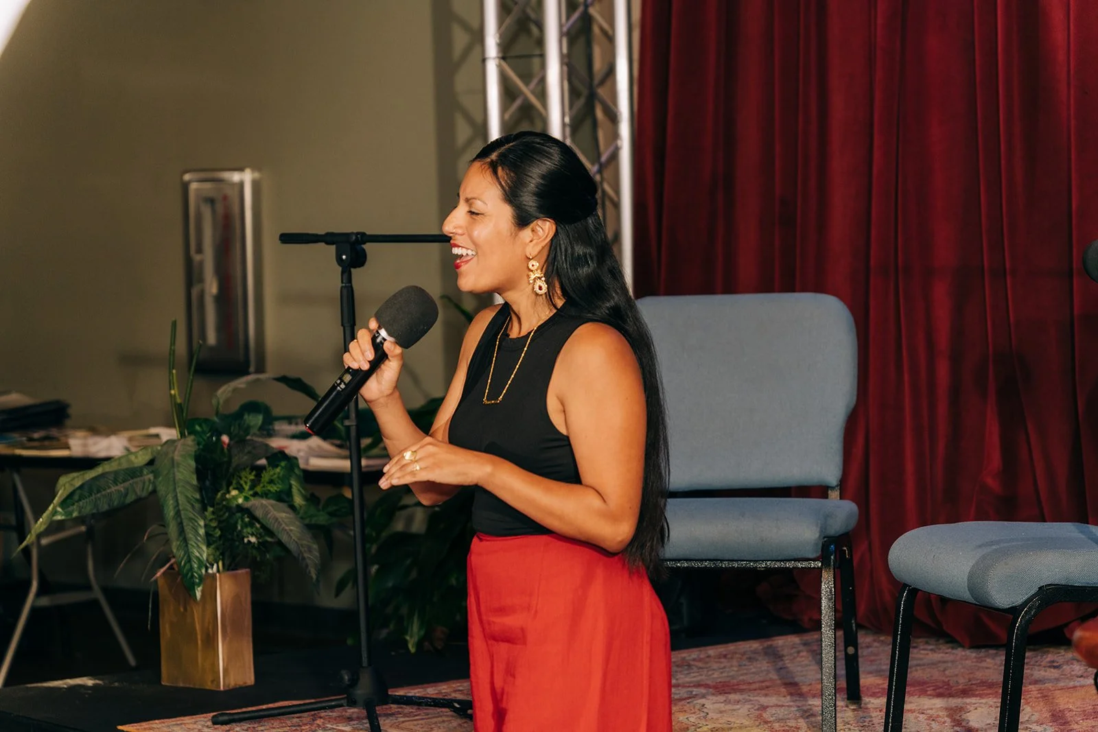 Fabiola Speaking with microphone in had