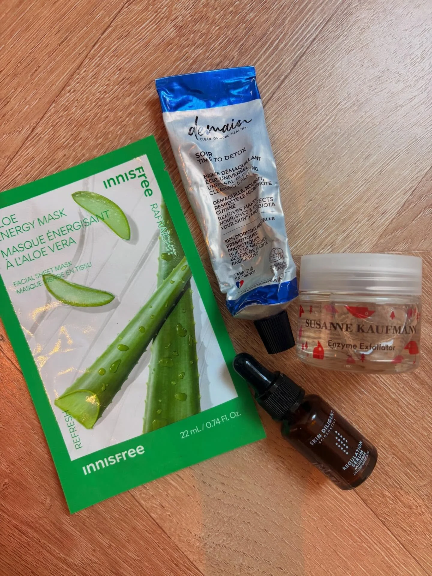 Ma routine de ce dimanche soir 🌙

➡️ 1-Nettoyant &ndash; Baume universel @demainbeauty 

Ce baume nettoyant respecte la physiologie de la peau.
Sa texture lipidique dissout maquillage, filtres solaires et impuret&eacute;s sans d&eacute;caper.
Il est