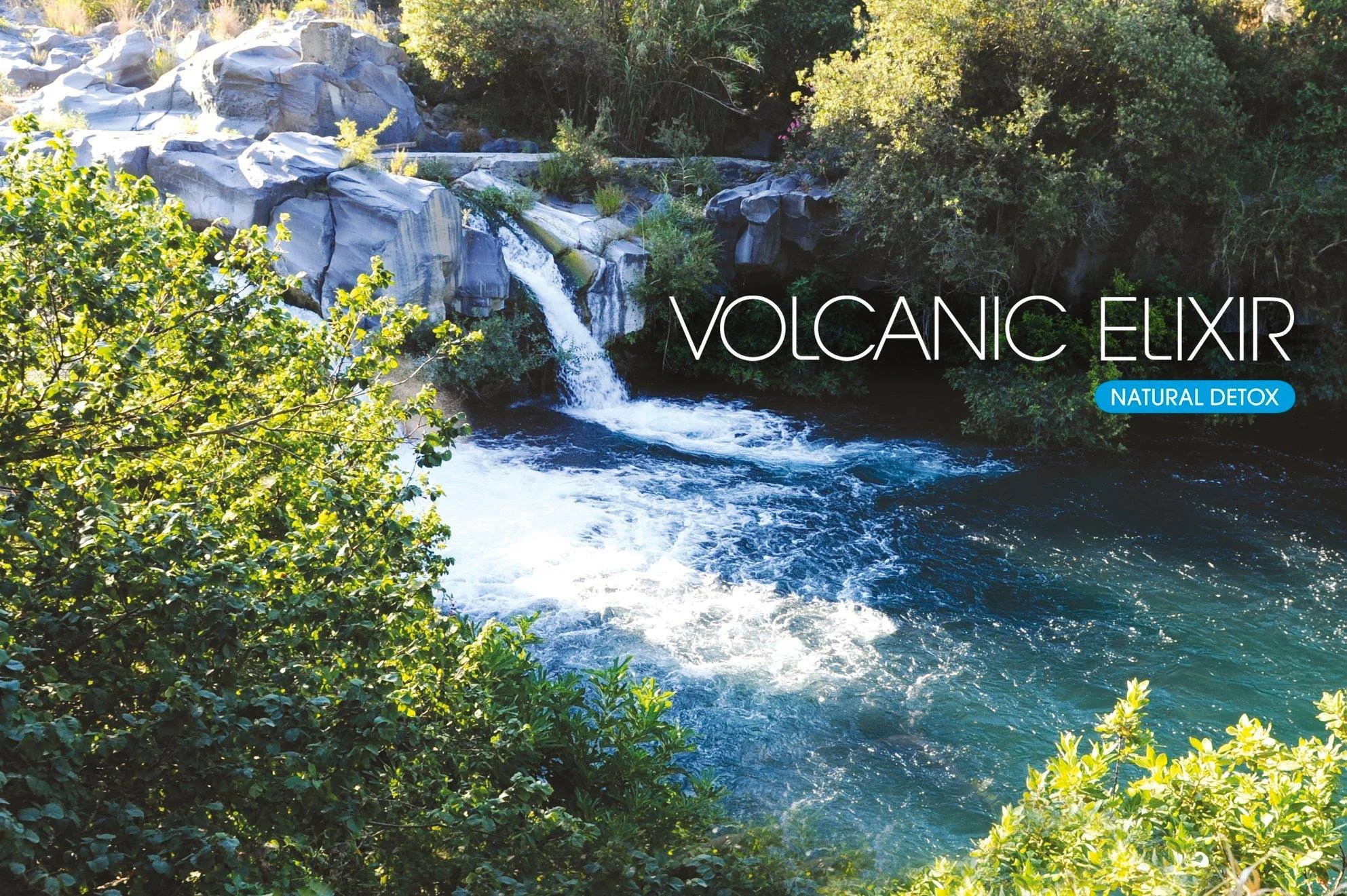 Une rivière avec une cascade entourée de végétation verte et de rochers, avec un texte indiquant 'Volcanic Elixir' et 'Natural Detox'.