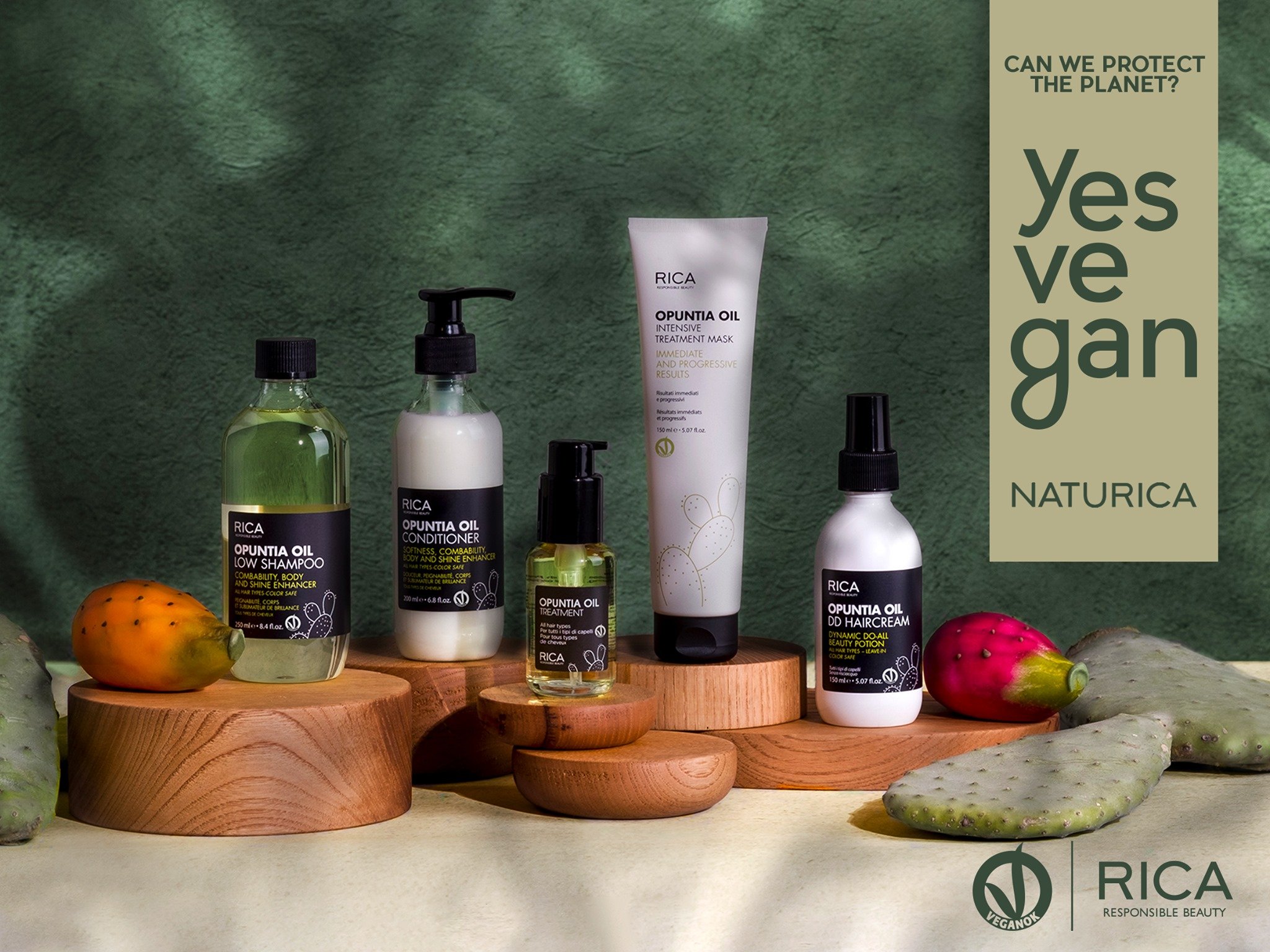 Gamme de produits de soins capillaires Rica Opuntia Oil, incluant shampooing, après-shampooing, traitement, masque et crème pour les cheveux, présentés avec des figues de cactus et une plaque de fond verte.