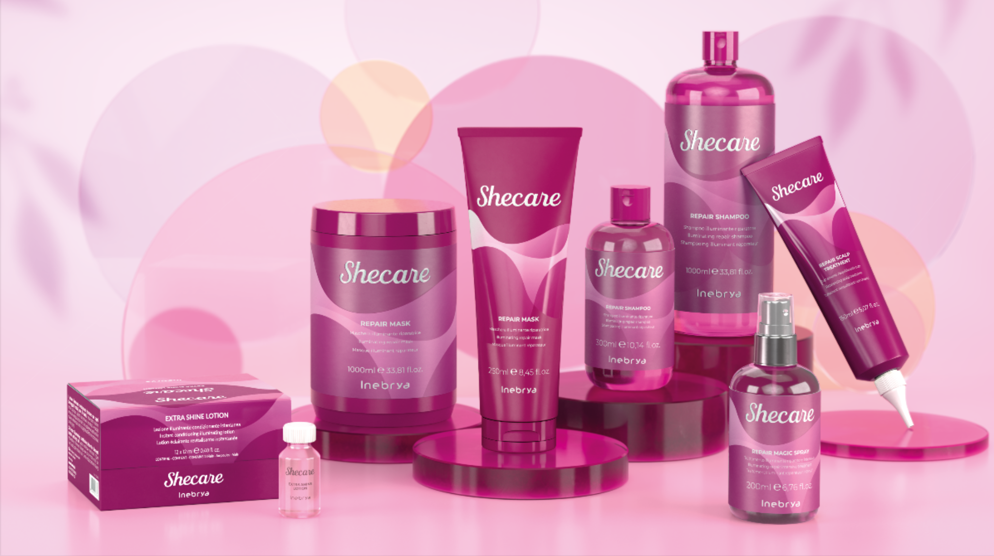 Une collection de produits de soins capillaires de la marque Shecare, comprenant des shampoings, masques, un spray et une lotion, tous de couleur rose et violet, disposés sur des plateformes circulaires contre un fond rose avec des cercles lumineux et des feuilles floues.