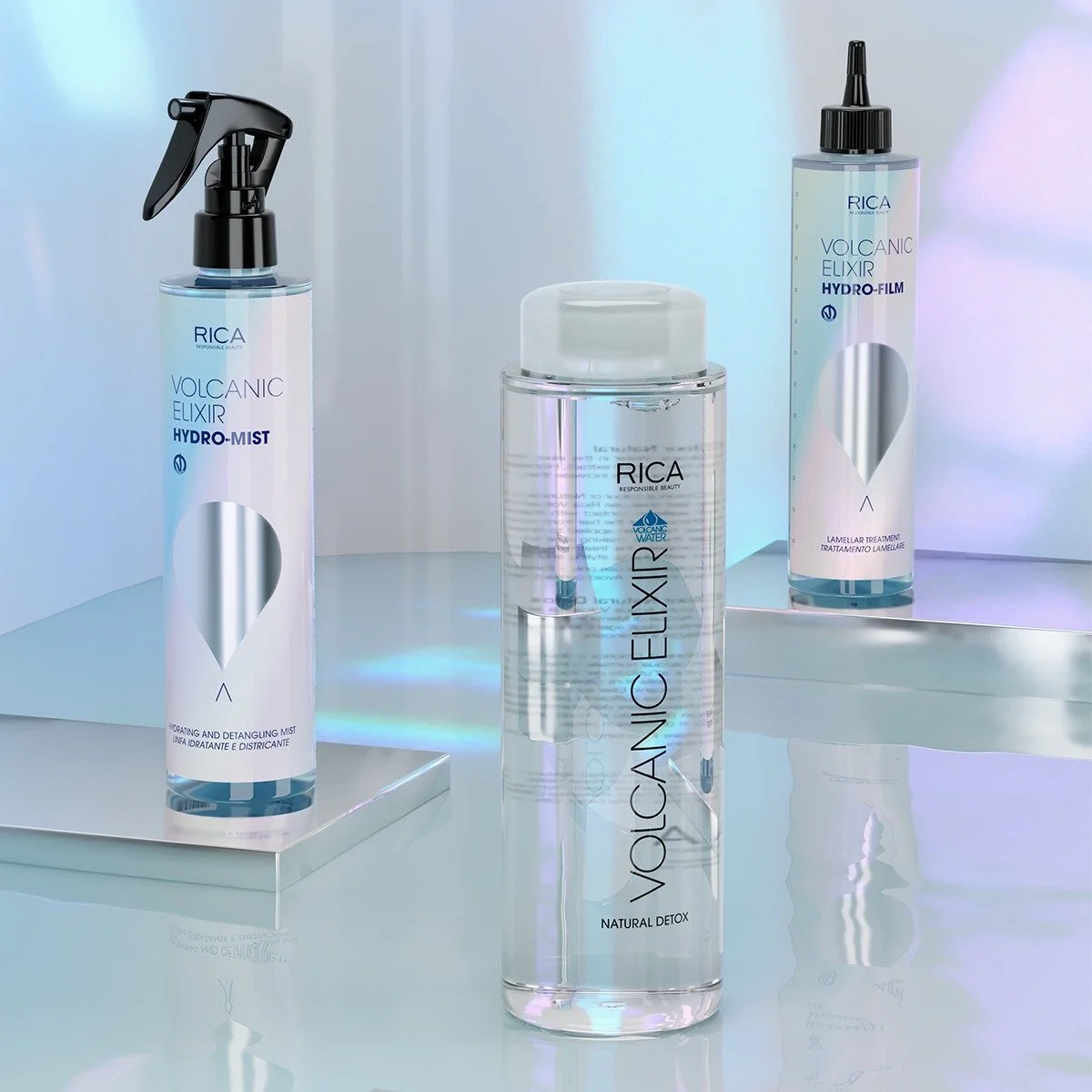 Trois produits de soins de la marque RICA, notamment un spray d'hydratation, un traitement en gel et une brume détox, avec un fond de couleurs pastel et un effet de réflexion sur la surface.