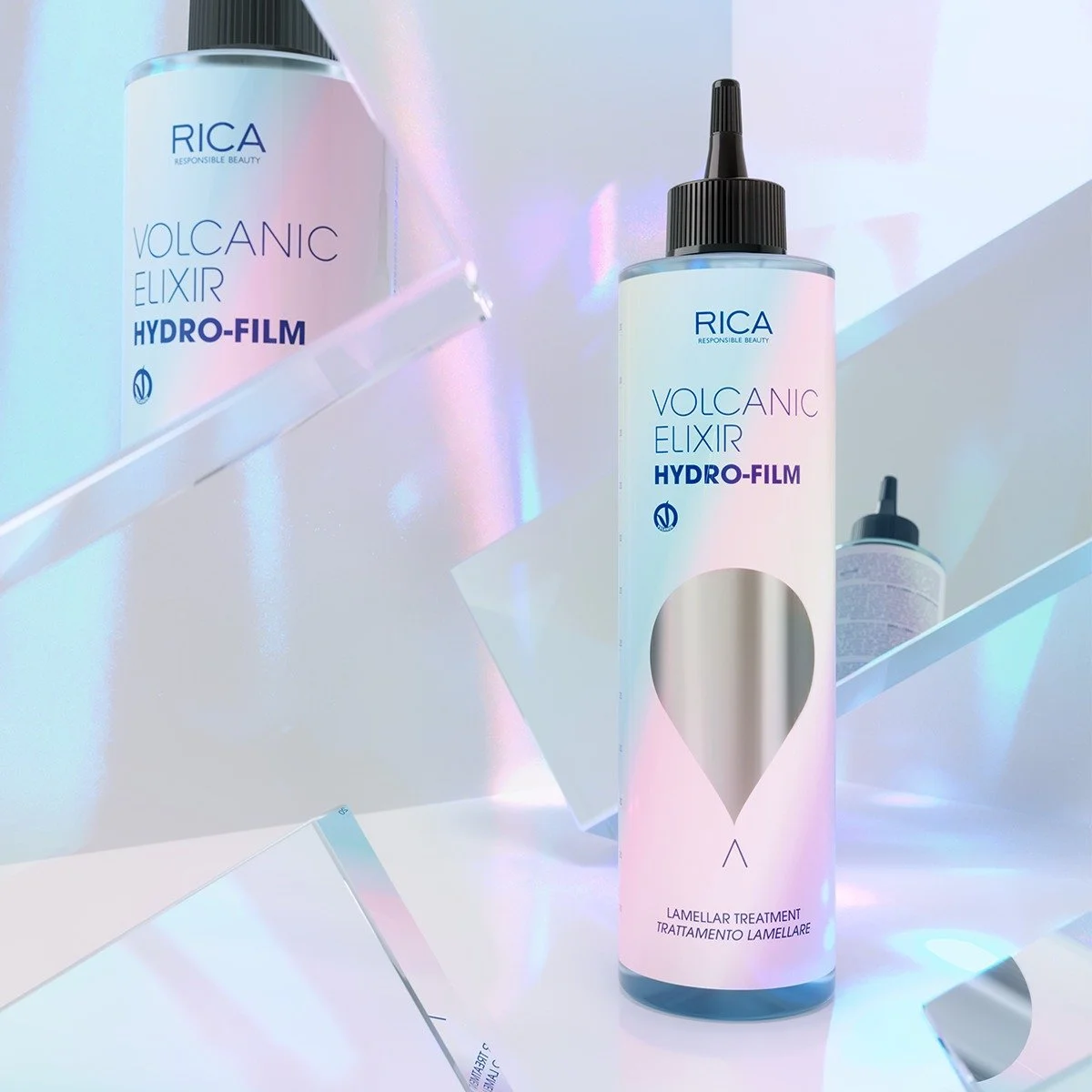 Botanique de soin appelée RICA Volcanic Elixir Hydro-Film avec un flacon blanc et un vaporisateur noir, placé devant un miroir. Artifices holographiques en fond avec un reflet sur la surface blanche.