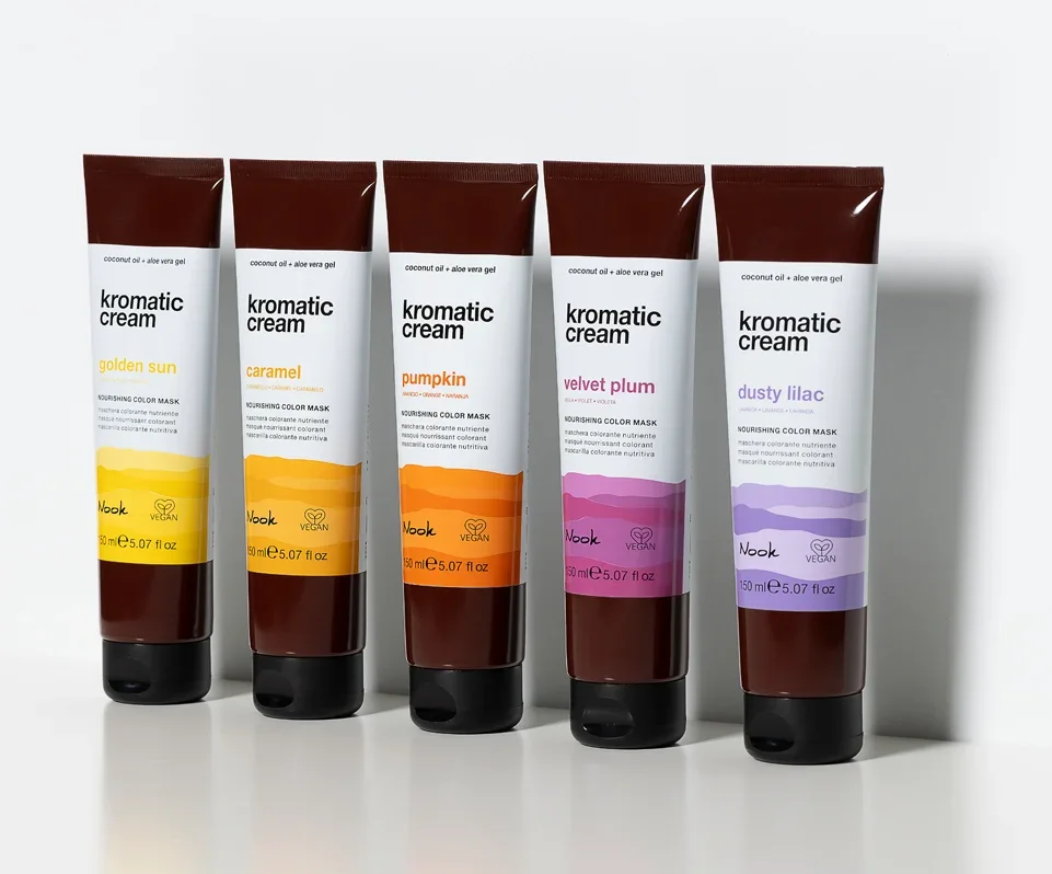 Cinq tubes de crème colorée de la marque Kromatic, avec différentes saveurs: soleil d'or, caramel, citrouille, plum velours, lilas poussiéreux. Nook kromatic cream.