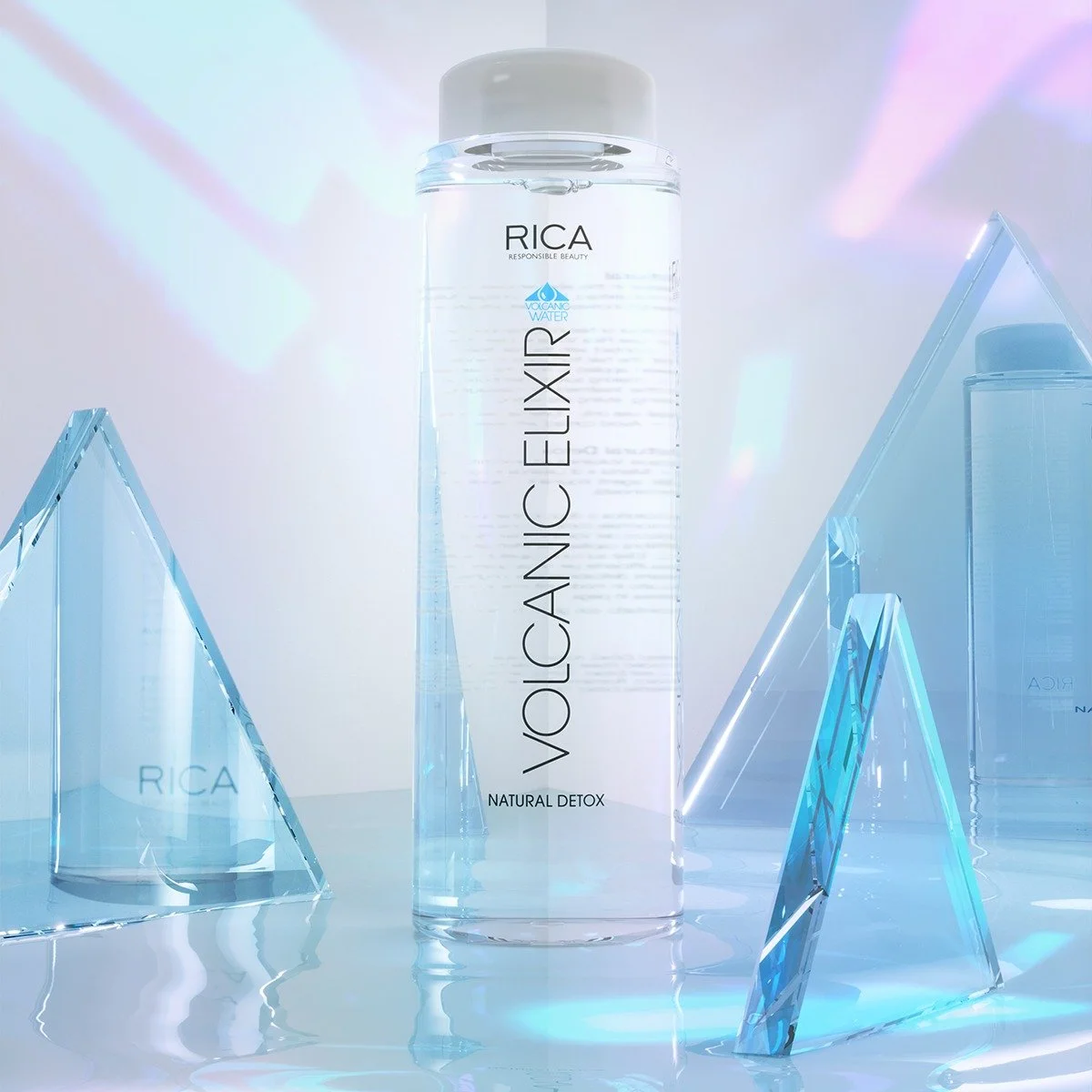Une bouteille d'eau en plastique transparent avec l'étiquette 'Vulcanic Elixir' et 'Natural Detox', entourée de formes géométriques en verre ou en plastique transparent, la lumière réfléchit à travers les objets dans un décor lumineux et moderne.