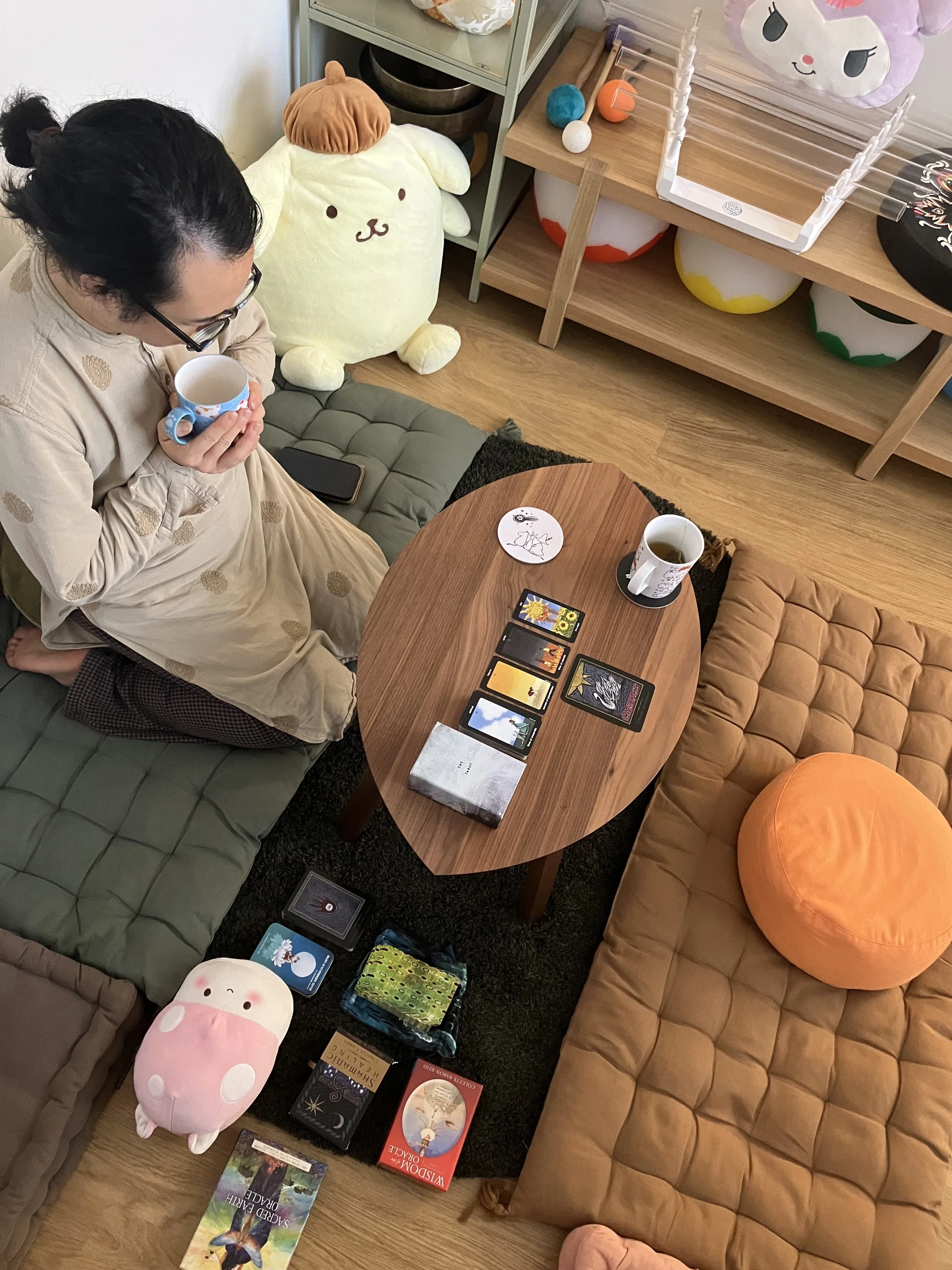 tarot reading with kirien indoors