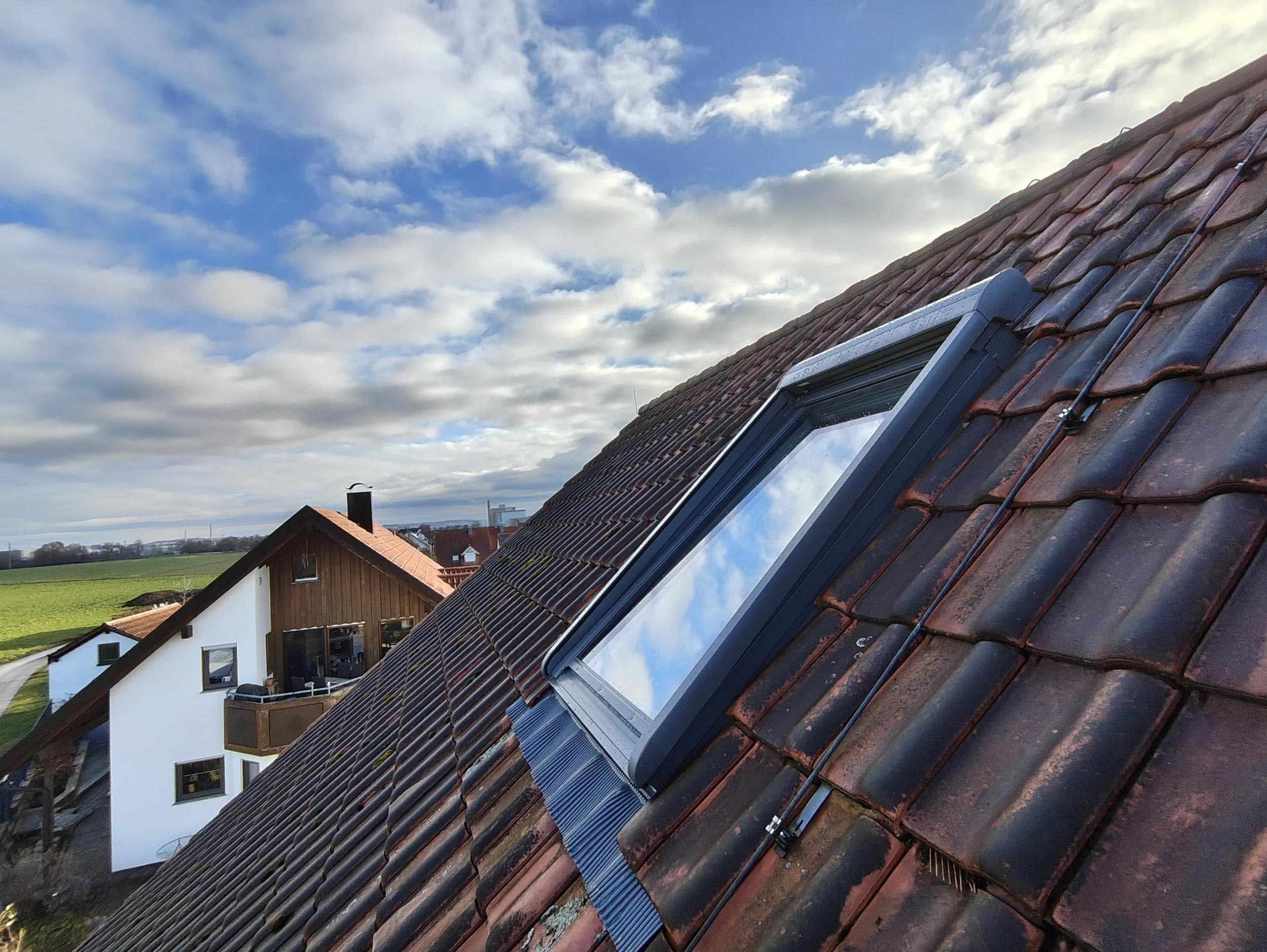 Velux Dachfenster mit Außenrollladen.jpg