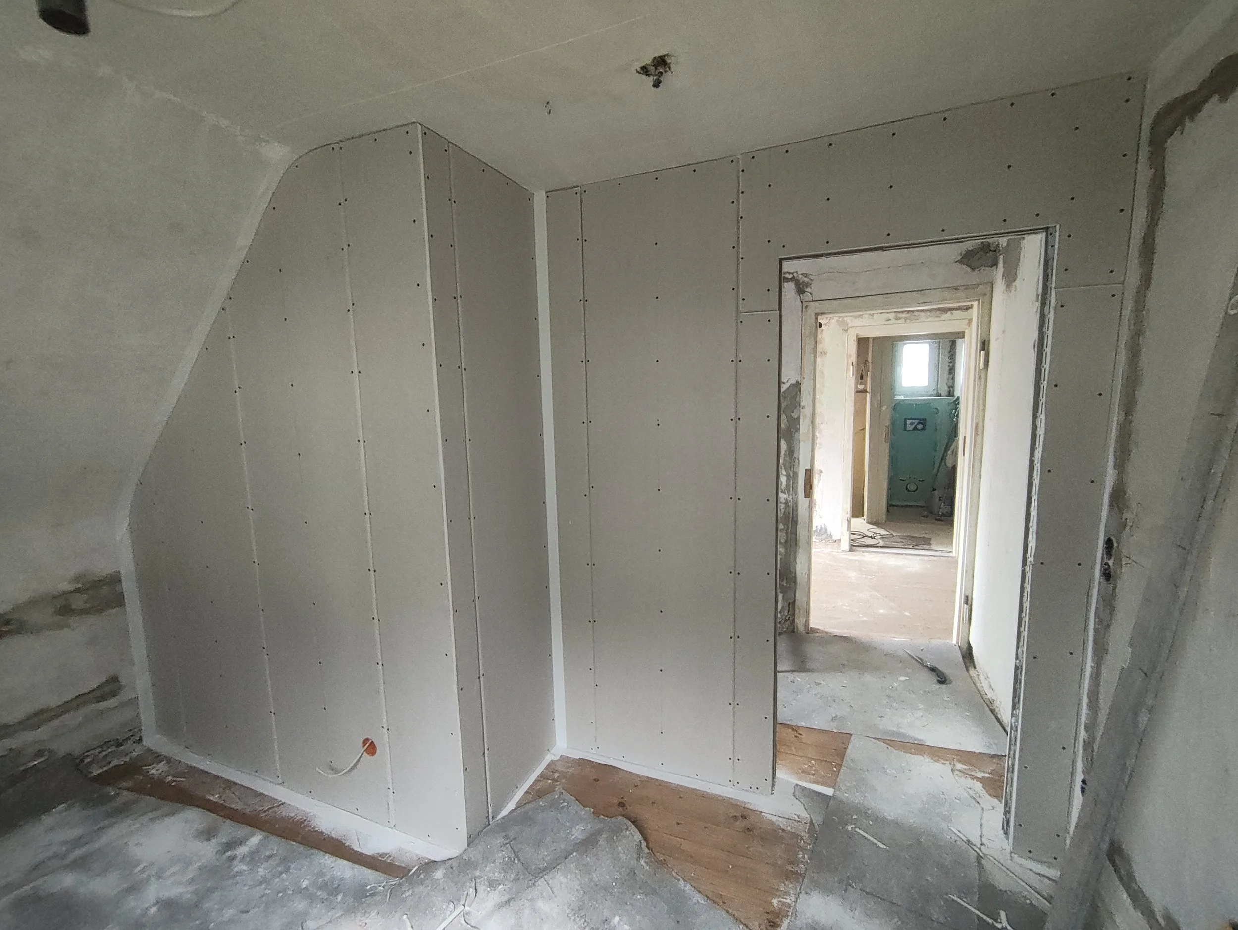 Trennwand mit Türe im Dachgeschoss Holzbau Dipper.jpg