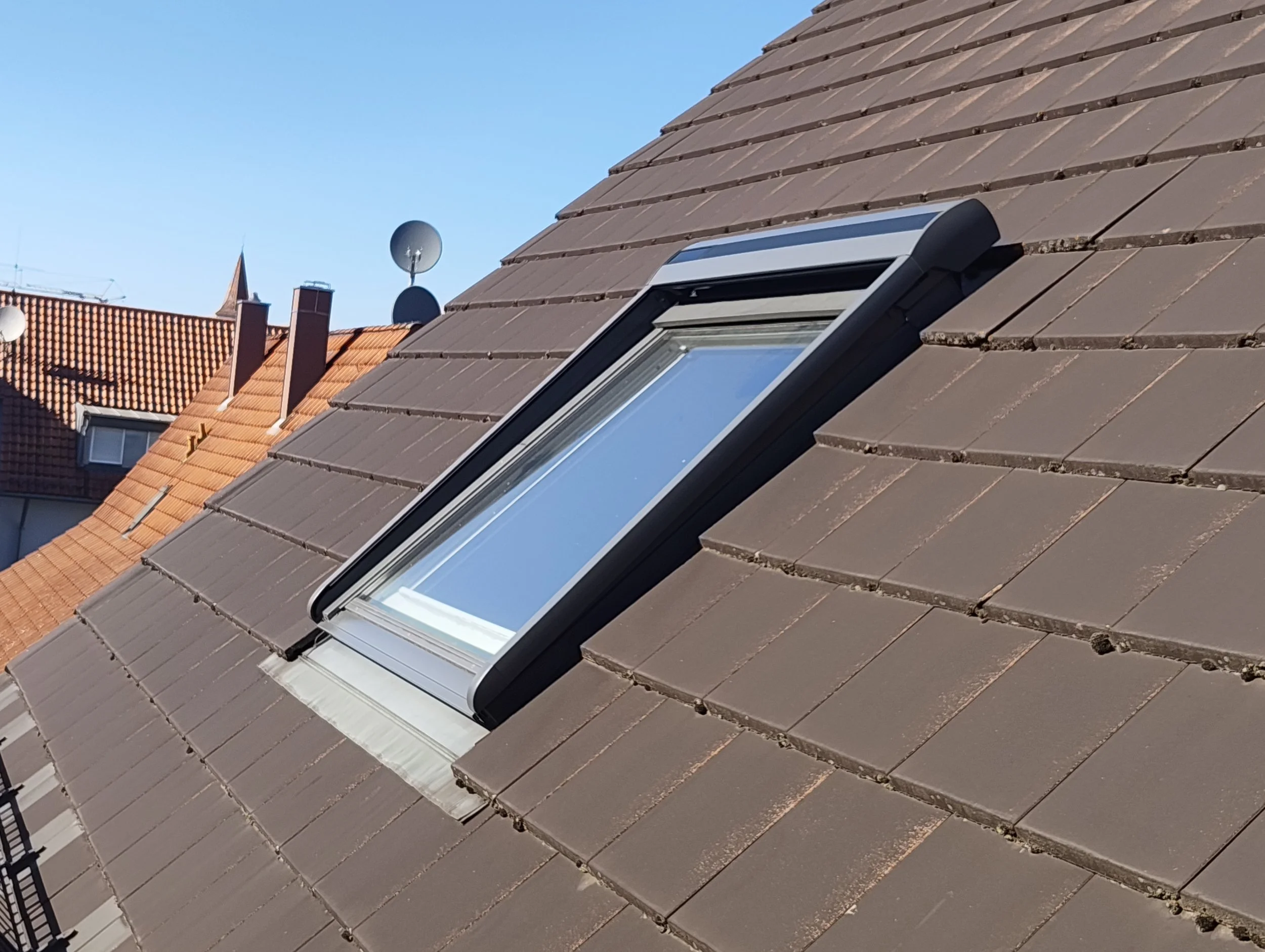 Veluxdachfenster mit Außenrollladen.jpg