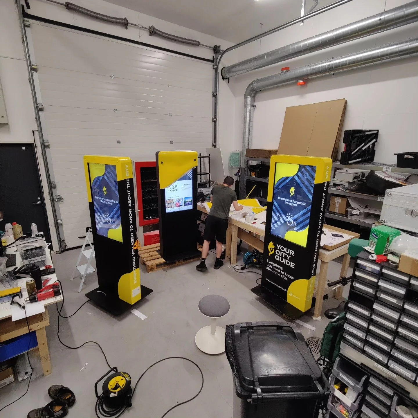 Infokioskit saavat br&auml;ndin mukaisen ilmeen viimeistely vaiheessa. 

Infokioskit ja itsepalvelukassat voidaan mukauttaa yrityksesi tarpeiden mukaisesti. Pohjav&auml;ri voi olla mustan lis&auml;ksi l&auml;hes t&auml;yden RAL v&auml;rikartan mukais