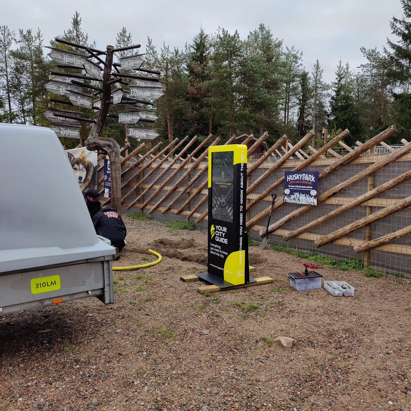 T&auml;n&auml;&auml;n asennettiin infokioski napapiirille @huskyparkarcticcircle pihalle odottamaan talven matkailijoita.

Meid&auml;n infokioskit on tehty kest&auml;m&auml;&auml;n vaihtelevia olosuhteita -30 pakkasesta +30 asteen l&auml;mp&ouml;&oum