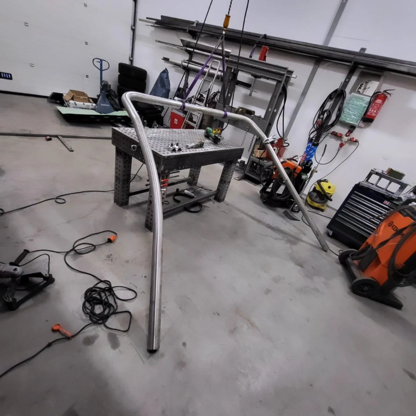 Hiljattain 3D-skannattiin asiakkaalle kuorma-auton katto ja suunniteltiin digitaalisen 3D-skannauksen pohjalta h&auml;nen toiveidensa mukainen kattoputki.

Putki on taivutettu 7-akselisella CNC-putken taivuttimella tarkasti 3D-mallin mukaiseen muotoo