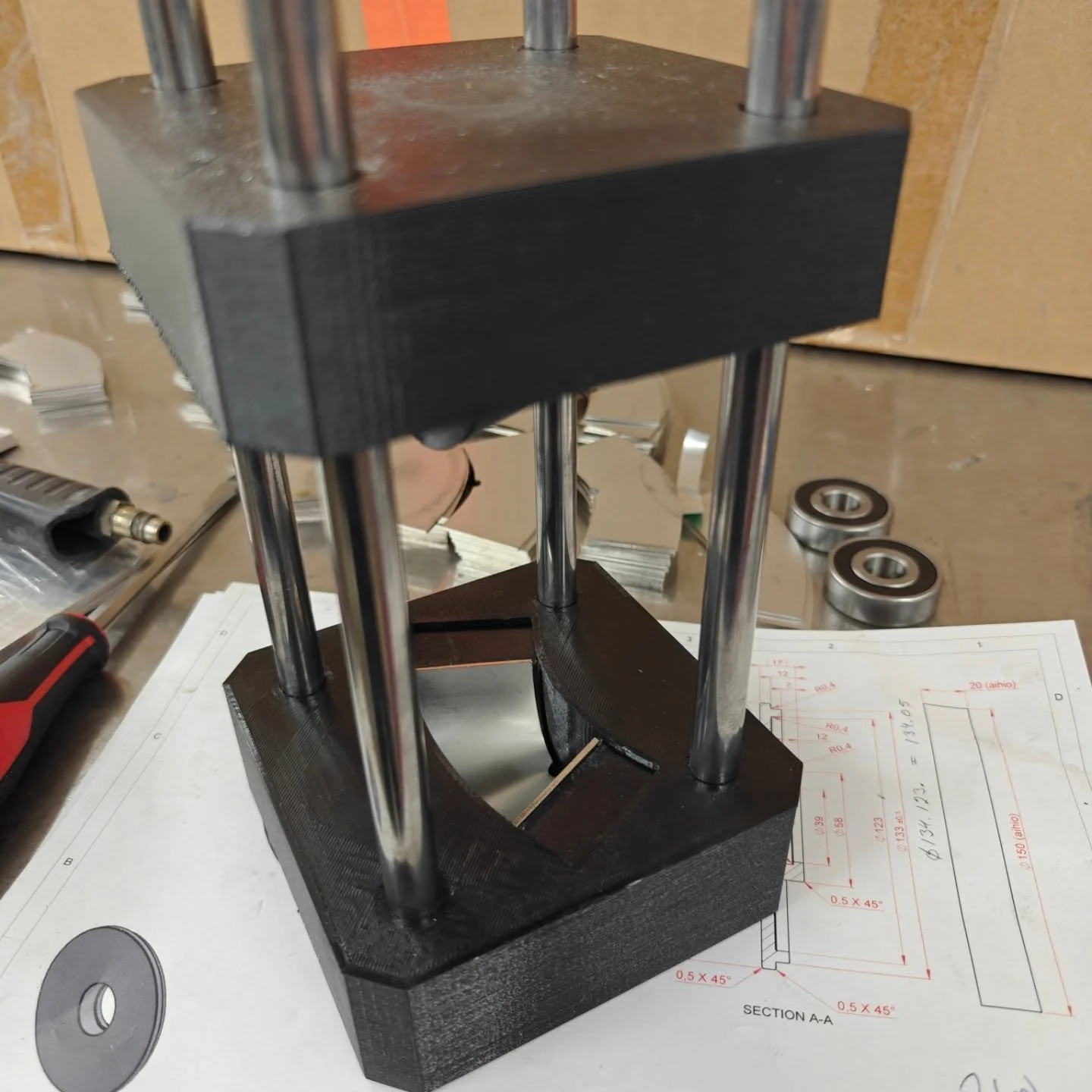 T&ouml;it&auml; on taas tehty tukka putkella niin ettei ole ehtinyt sosiaaliseen mediaan tykitell&auml; kuulumisia😅

Mielenkiintoisia uusia kokeiluja 3D-tulostuksen parissa, nimitt&auml;in 3D-tulostettu painin muotti 1,5mm 1.4301 ruostumattomalle te