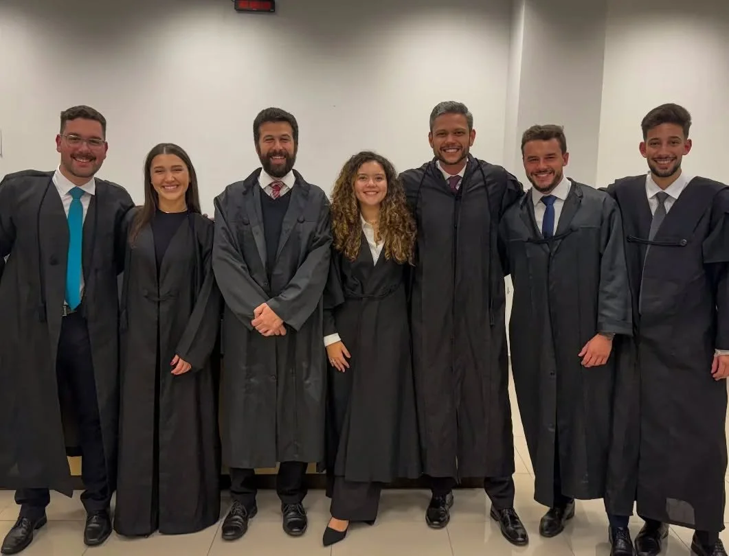 Meu primeiro j&uacute;ri! Dif&iacute;cil colocar em palavras a emo&ccedil;&atilde;o de viver esse momento ao lado de profissionais que tanto admiro e que, desde o in&iacute;cio, me acolheram, incentivaram e confiaram em mim.

Foi um julgamento intens