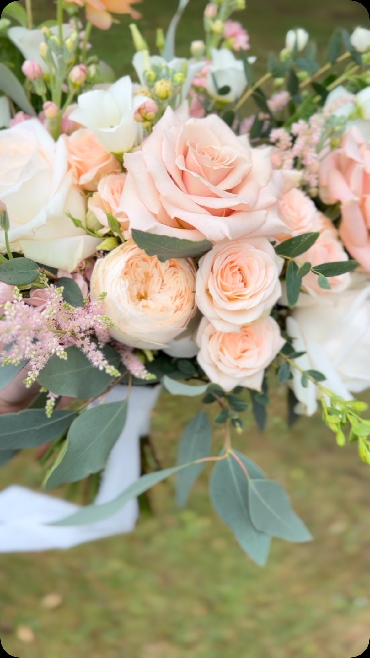 How dreamy is this peach and white bridal bouquet? π What’s your favorite flower to see in a bridal arrangement? Let us know in the comments! π #WeddingBouquetGoals #BridalFlowers #PeachAndWhite #FlowerQuestion #WeddingInspiration#yorkflorist