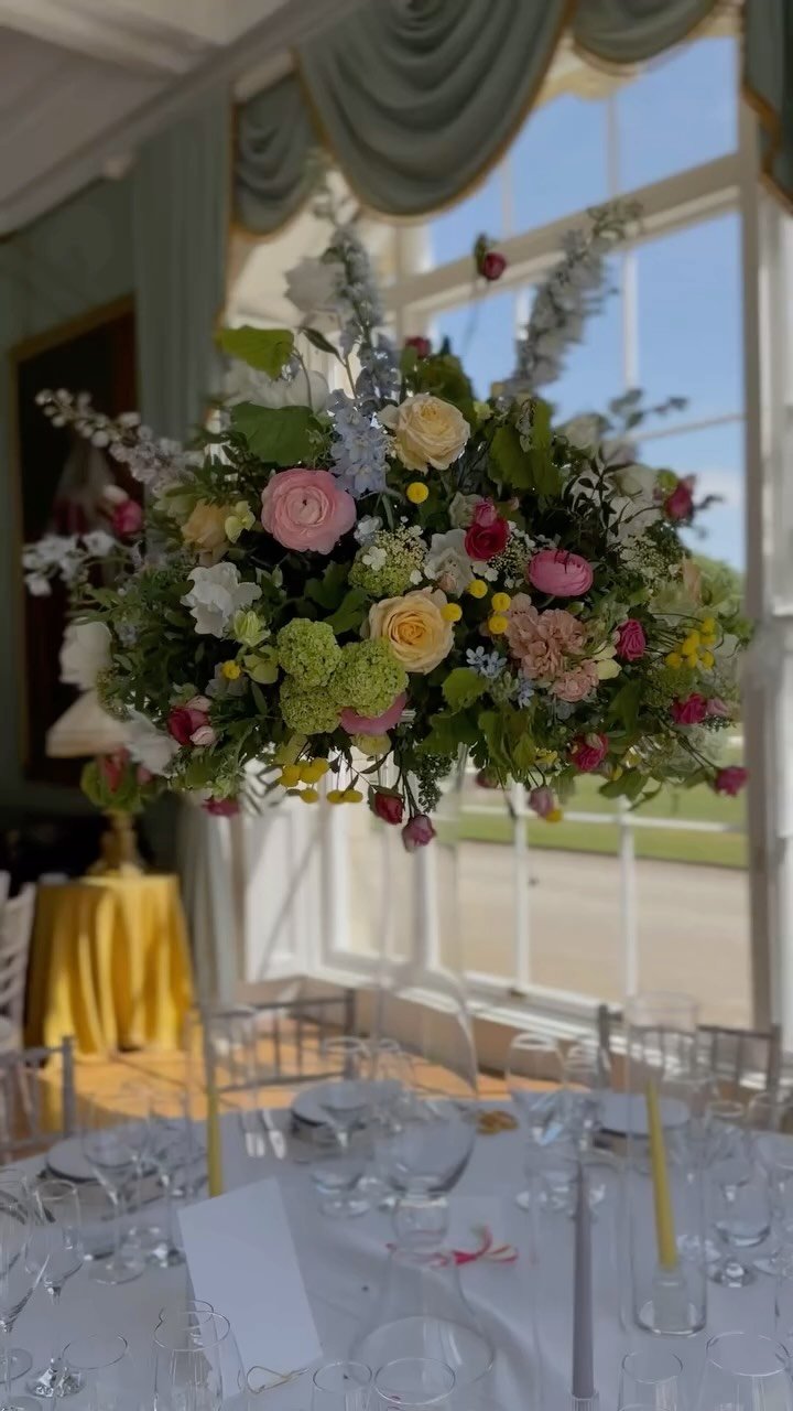 Such a perfect setting @birdsall.house for a beautiful May wedding. Sunshine, laughter and love. What more could you ask for! Get in touch if you are looking for wedding flowers that deliver that ‘wow’ factor!! .
.
.
* #BirdsallHouseFlow
