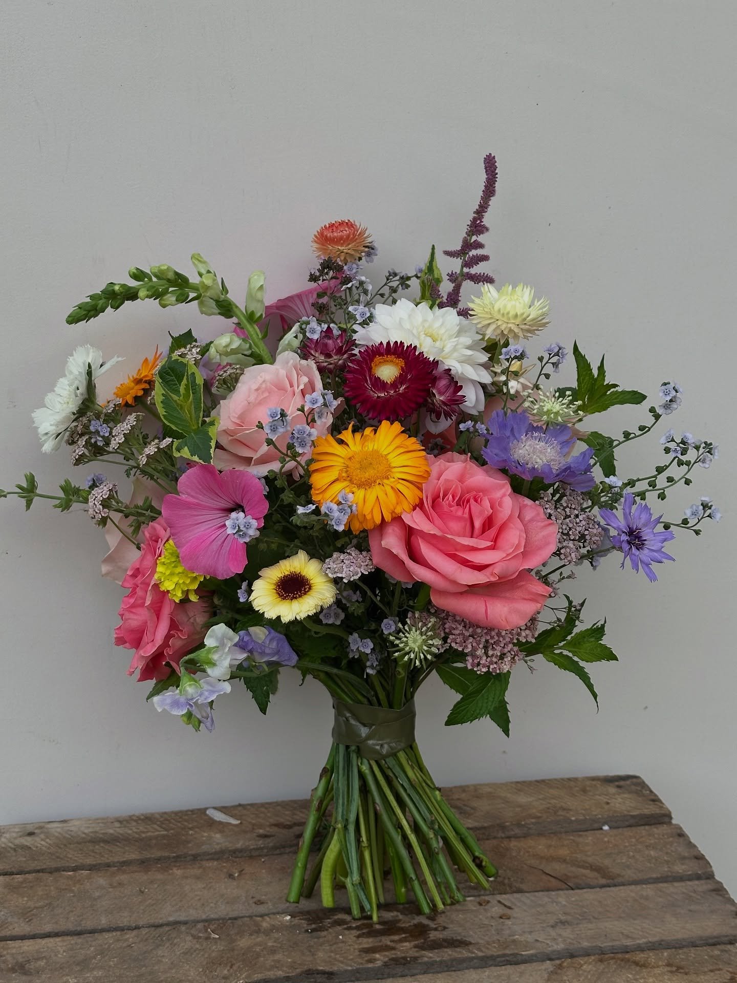 Bursting with summer colour for the lovely bride Louise this weekend. Full of Yorkshire grown flowers. Do not adjust your screen, yes it was this bright and bold!! And I love it! Hope you both had a fab day at the very cool @skipbridgecountryweddings