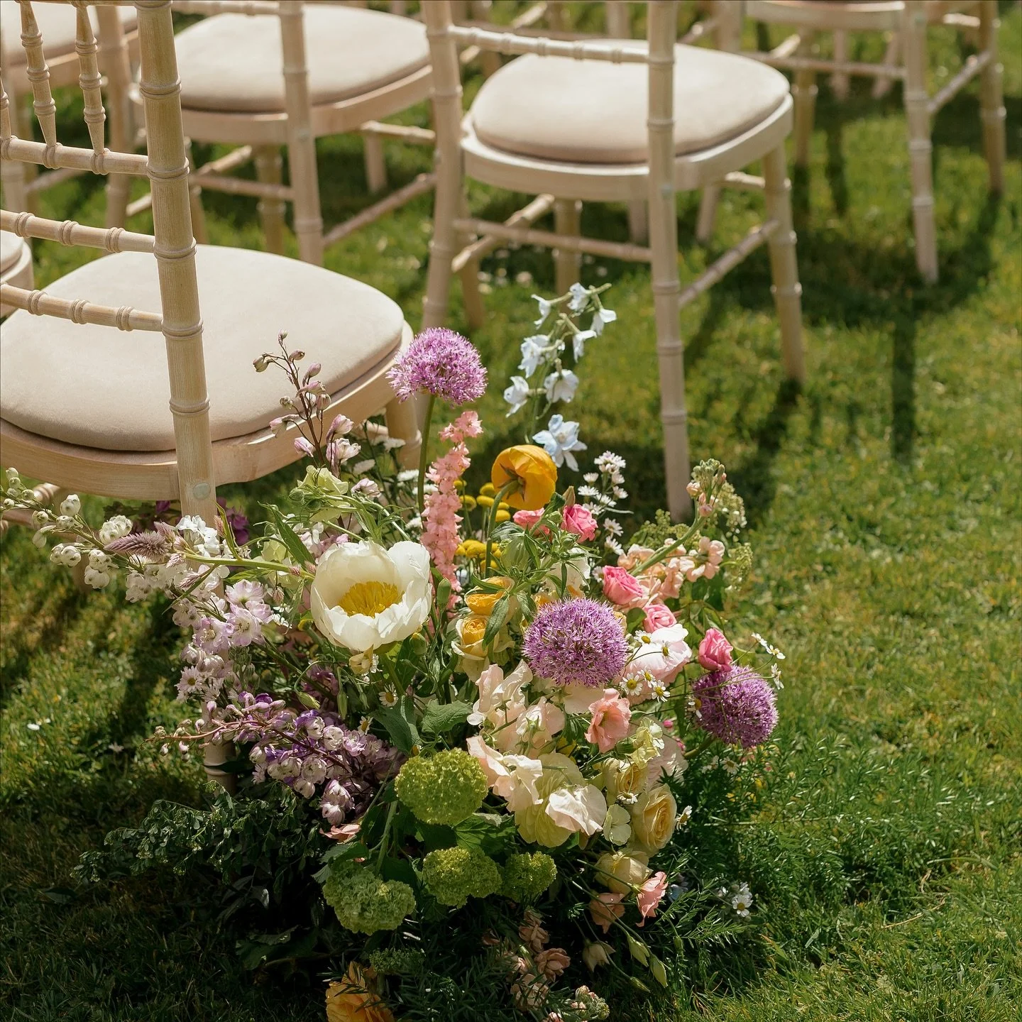 Proof that an English country garden can be your wedding aisle. ✨
Working at the beautiful Birdsall House, we designed these florals to feel as though they grew from the ground up, full of wild romance and dreamy colours.
The result? A fairytale come