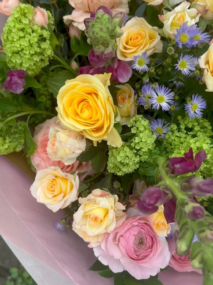 Just a little Tuesday pick me up just for you. 🌷 Some stunning flowers in the studio this week if I do say so myself. ☺️