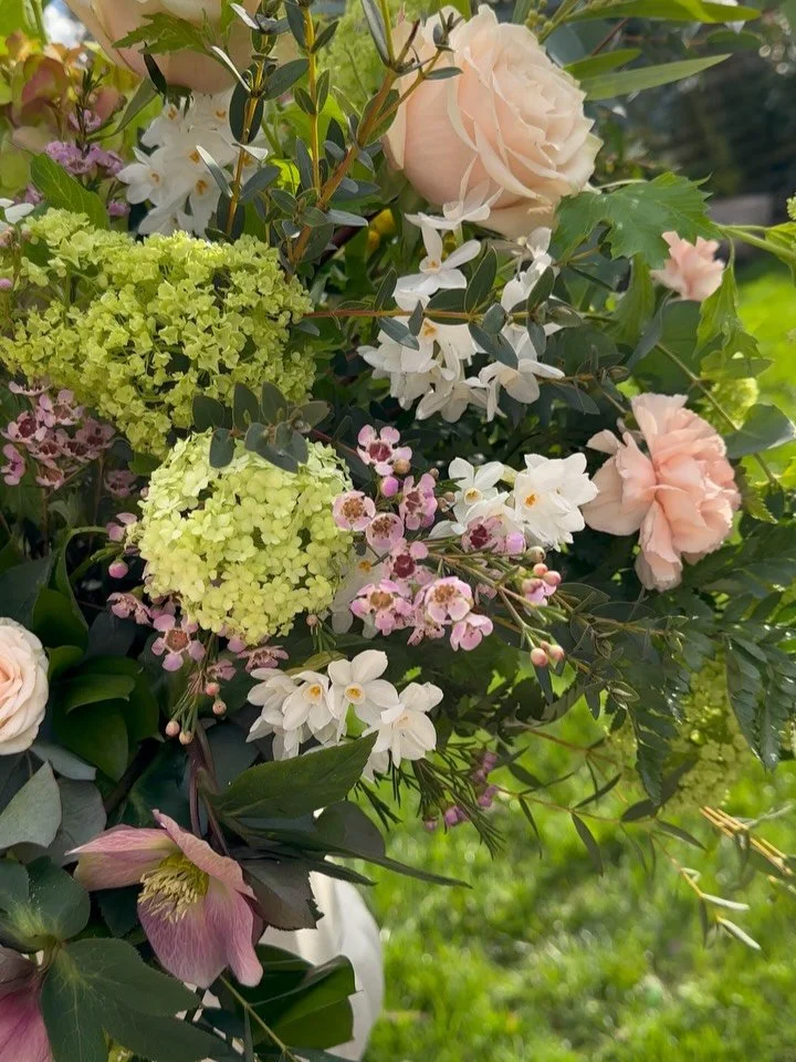 S T A T E M E N T  U R N S
It&rsquo;s no secret that we&rsquo;re obsessed with a gorgeous, eye-catching statement piece. There&rsquo;s nothing quite like a showstopper arrangement to set the tone for the whole day.
If you&rsquo;re looking to spend yo