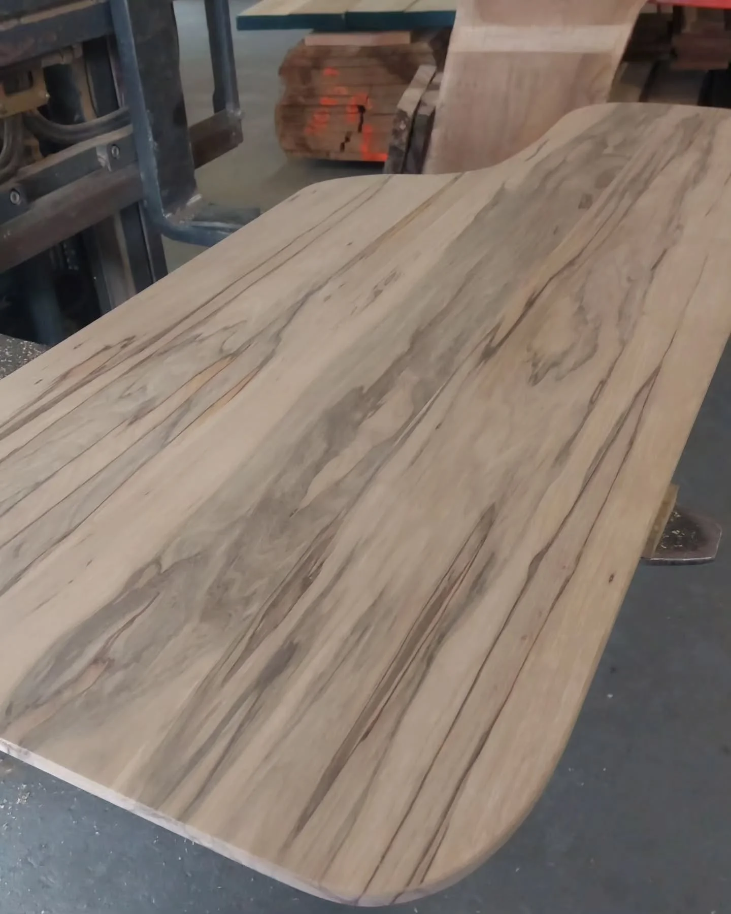 Ook een #tafelblad in een bijzondere vorm nodig ? 

Deze vorm was een mooie oplossing voor een fijne looproute in de kamer.

#tafelopmaat #custom #korina #houtbewerking