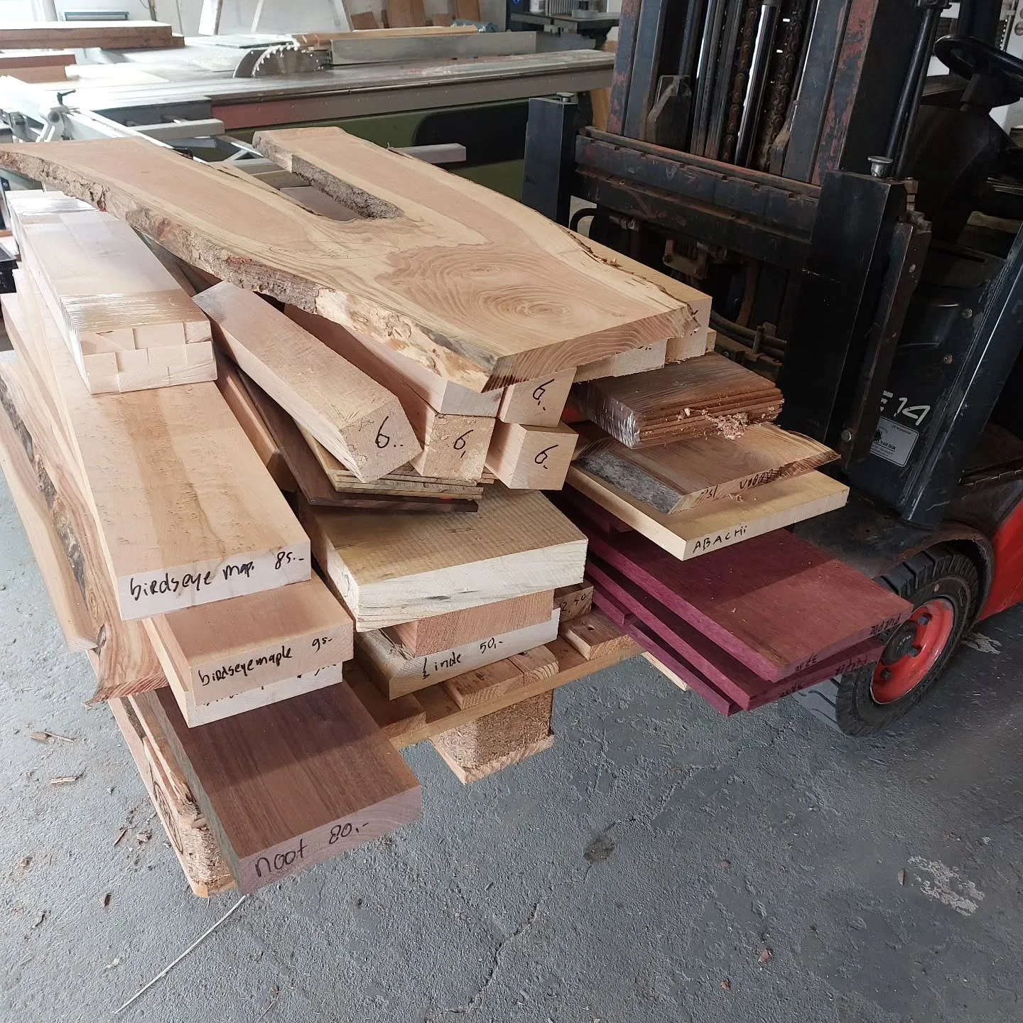 Zeker 10 verschillende #houtsoorten op deze pallet.  Van #birdseyemaple tot #valsechristusdoorn 

#lovemyjob
