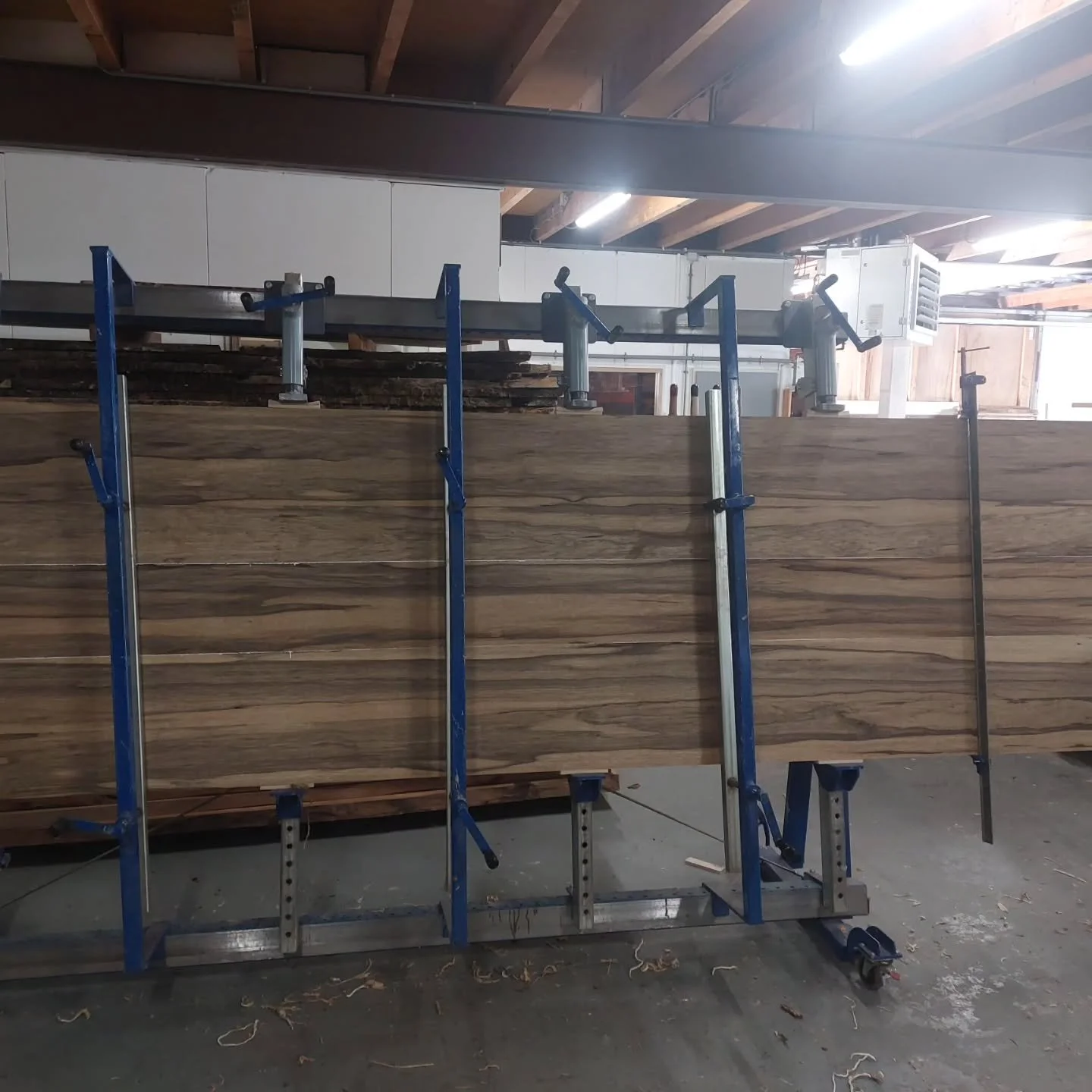 Zo...das een beste tafel... 40x1100x4000mm.... houtsoort #blackkorina 

Een persoonlijke favoriete soort

Ook een #tafelblad nodig?

Kom dan even langs in de werkplaats 

#houtbewerking #woodworking #lovemyjob