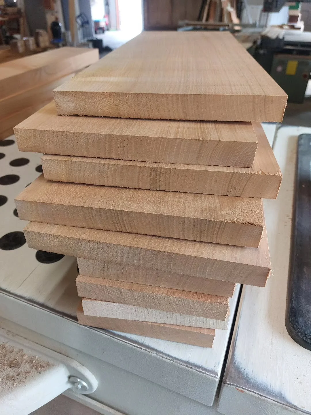 Iemand op zoek naar een mooie set zij en achterkanten voor de bouw van een #gitaar ??

Kwartiers gezaagd #kersenhout 

Goed #klankhout hoeft niet van ver te komen.

#luthier #tonewood #cherrywood #taptone
