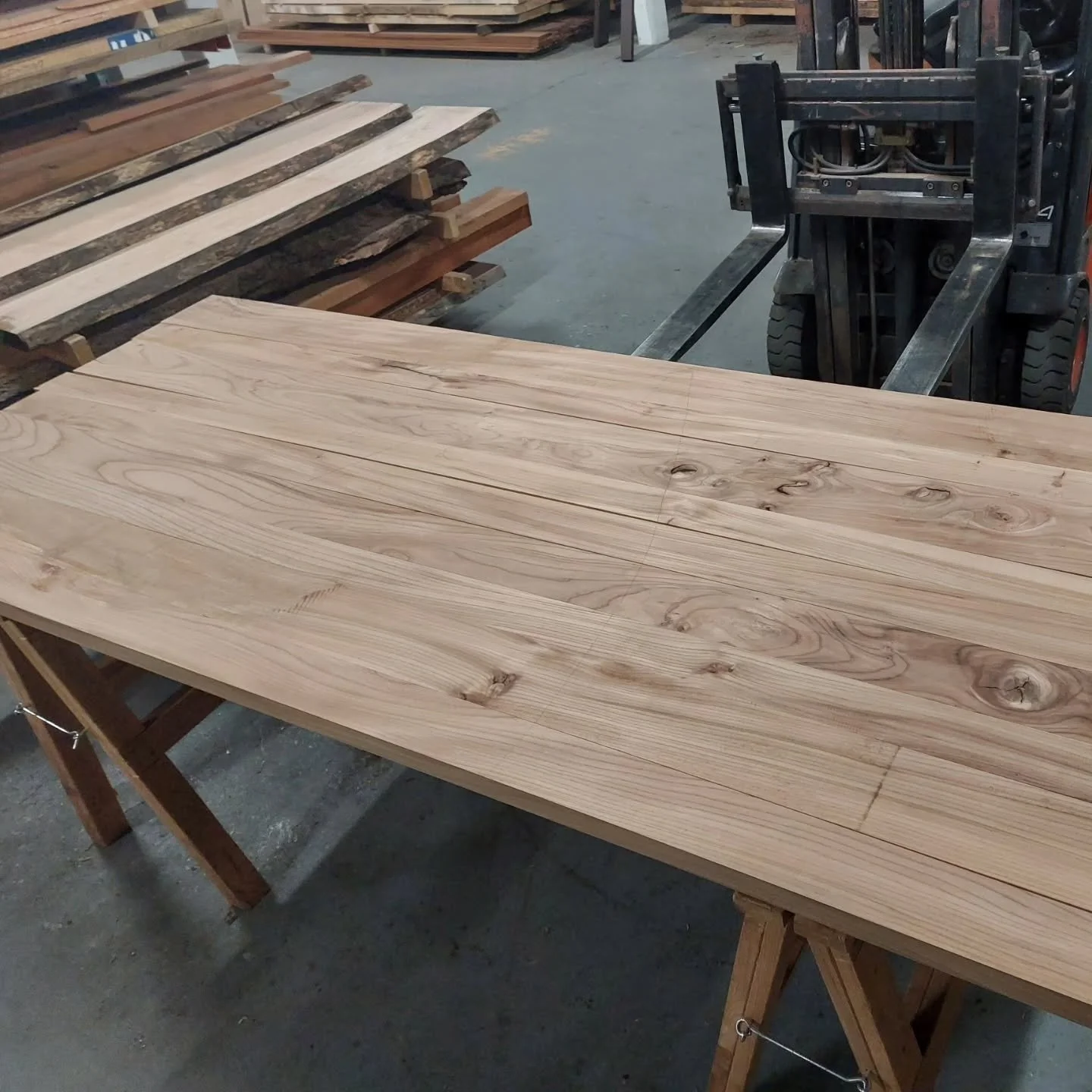 Een mooi begin van de dag : #tafelblad in #iepenhout 

Ook een tafel nodig ? Neem dan even contact op

#wonen #tafelopmaat #tafel #houtbewerking #lovemyjob