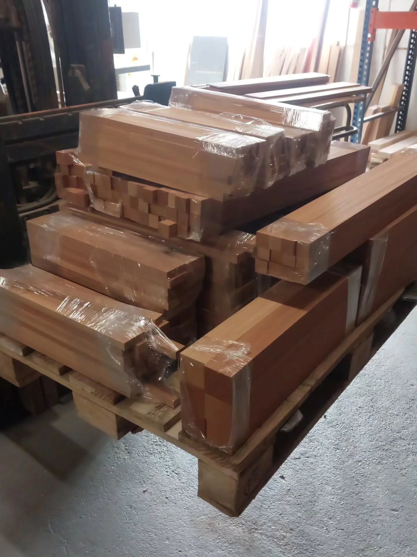 Wat een heerlijk order was dit : een hele lijst aan verschillende afmetingen in de #houtsoort #sapele 

Ruikt heerlijk en bewerkt super !!!

#lovemyjob