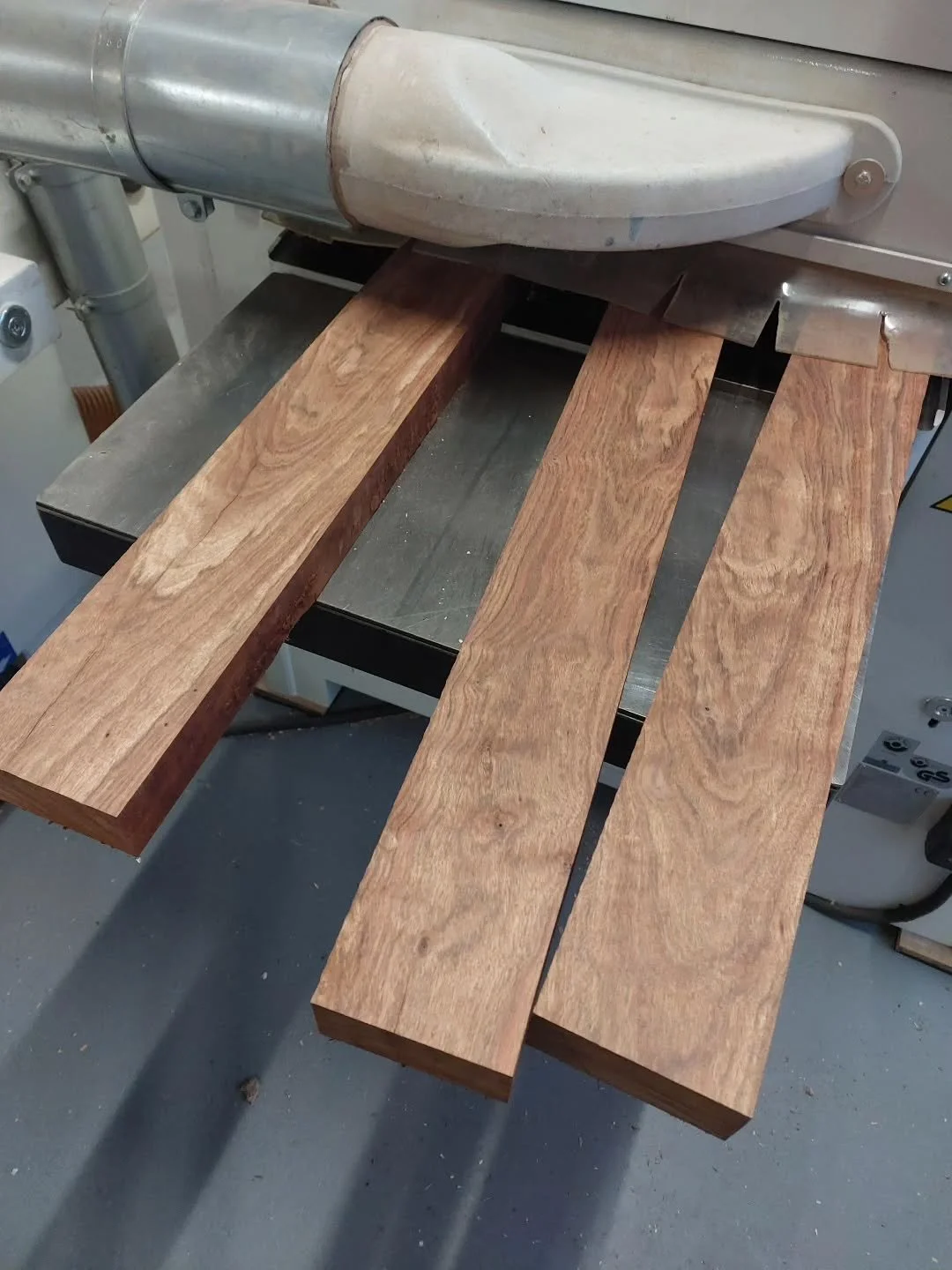 Vanmorgen een mooi aantal delen #caribbeanrosewood geschaafd zodat t vak weer vol ligt.  Ook wel bekend als #chechen 

#woodworking #houtbewerking