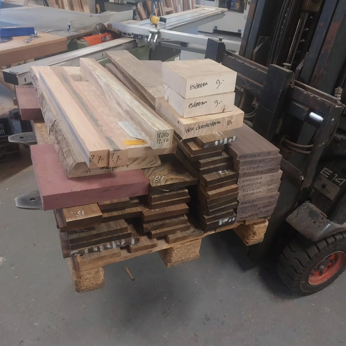 Pallet nummer 3 vandaag !! De vakken liggen straks weer lekker vol.

#vakkenvuller