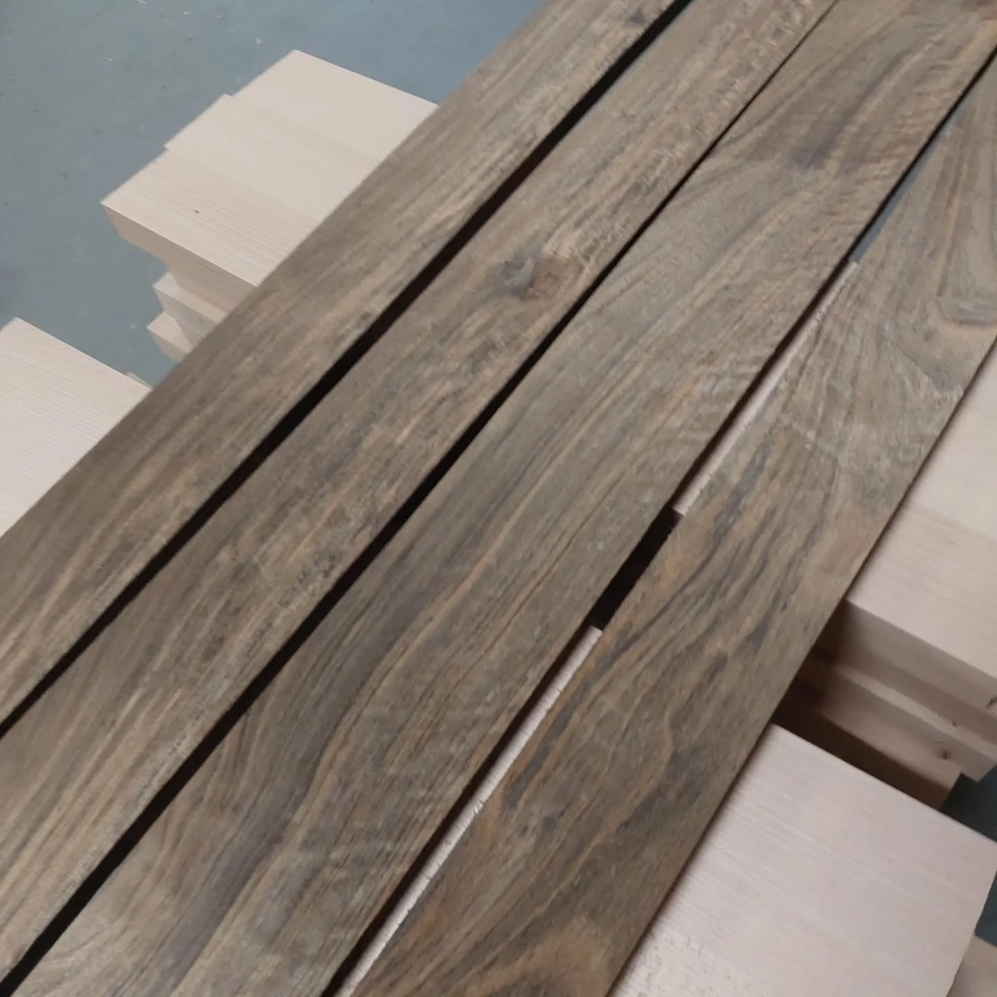 Nieuwe voorraad #ovangkol 

Wat een mooie houtsoort is dit toch. Loodzwaar maar echt gave tekening!!

#houtbewerking