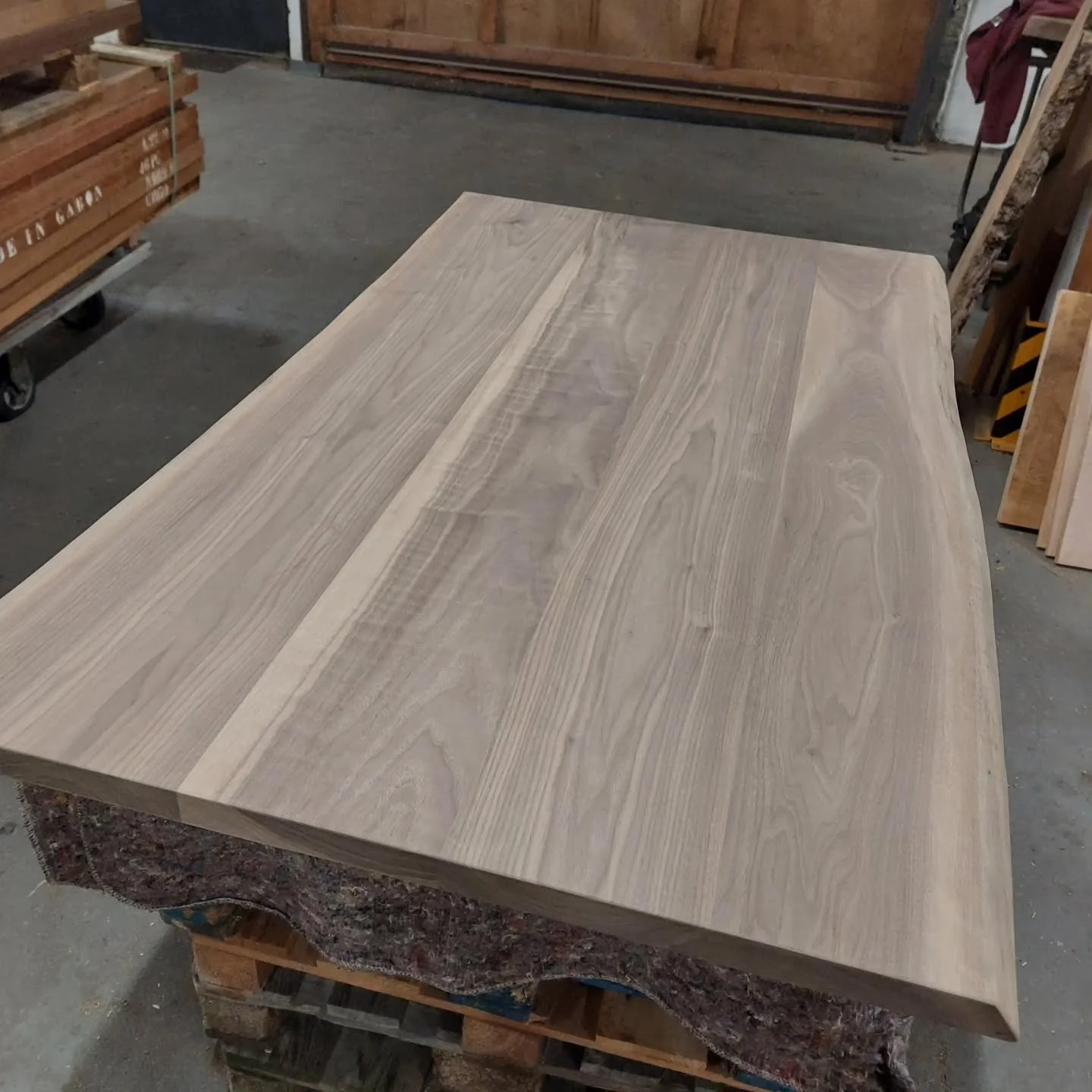 Lekker bezig met dit #tafelblad uit #notenhout 

Wat een tekening he ? 

#houtbewerking #woodworking