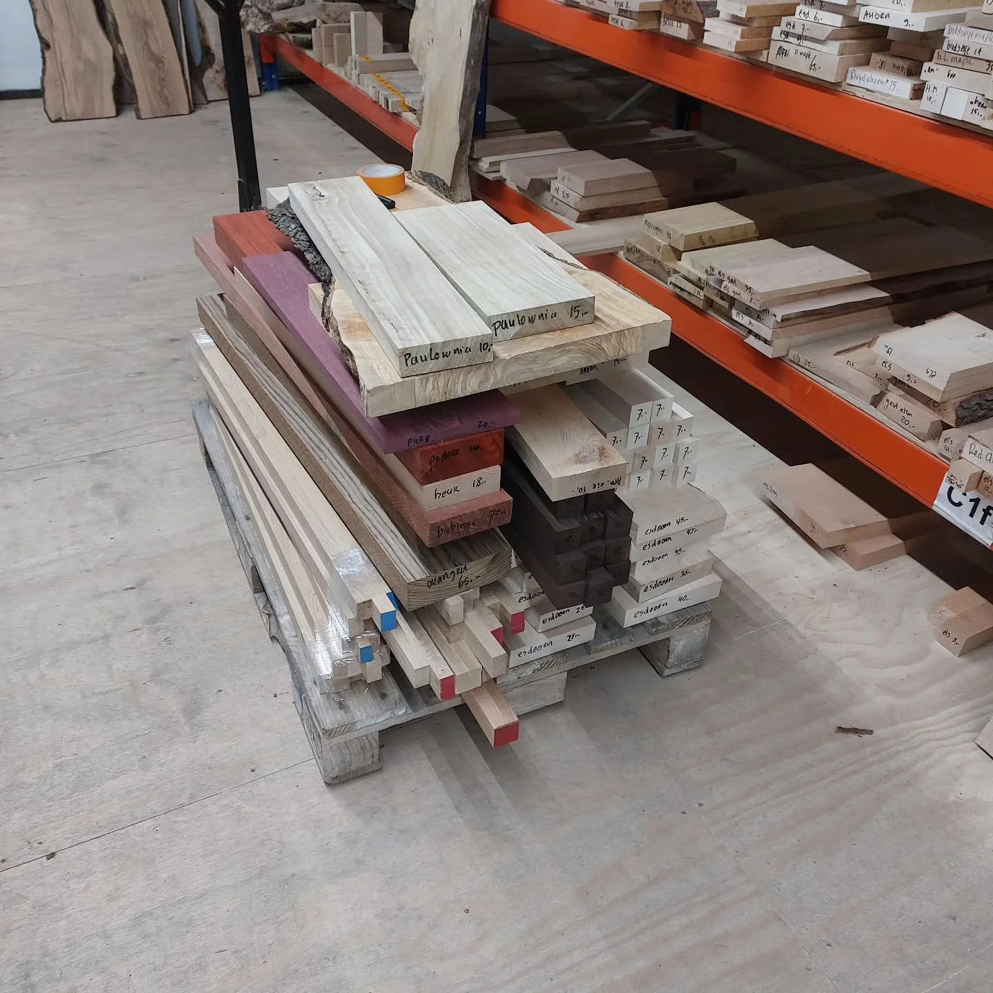 Vanmiddag weer een paar pallets vol allerlei mooie stukken hout in de stellingen gelegd. Zeker 20 verschillende soorten.

#houtsoorten #houtbewerking #houtbestellen #snijplanken #houtdraaien #houtsnijden #Zwolle