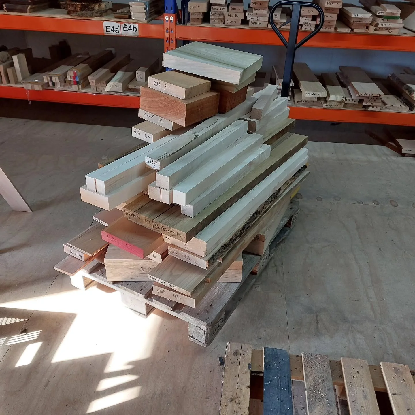 Deze week zeker 6 volle pallets vol met allerlei houtsoorten in de stellingen gezet

#houtsnijden #houtbewerking #woodworking