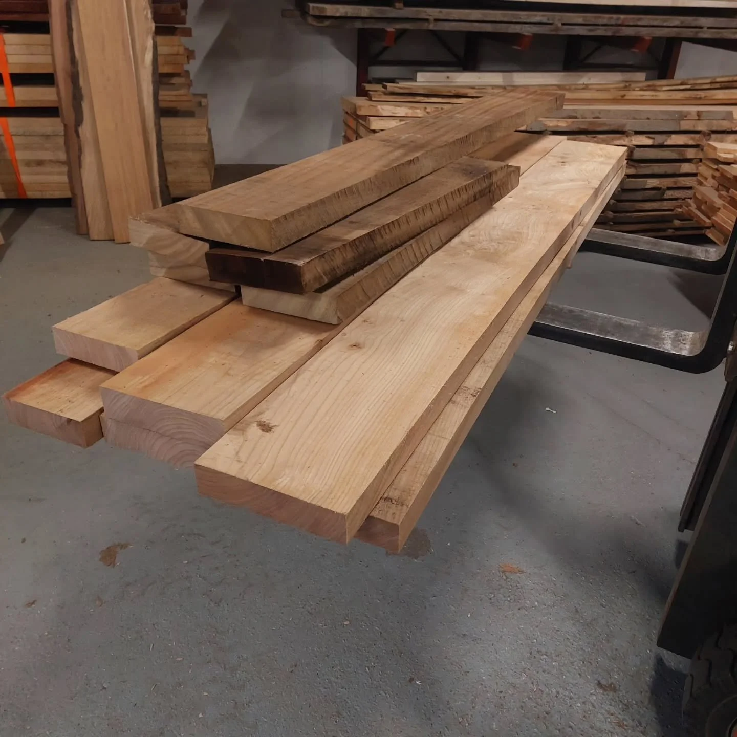 Wat hou ik toch van hout schaven. Van ruw hout waar je weinig aan ziet tot mooi glad geschaafd hout. 

Hier wat #iepenhout en #dibetou 

De klanten gaan er zelf mee verder. Waar de ene een #bed gaat maken maakt de andere een #salontafel .

#houtbewer