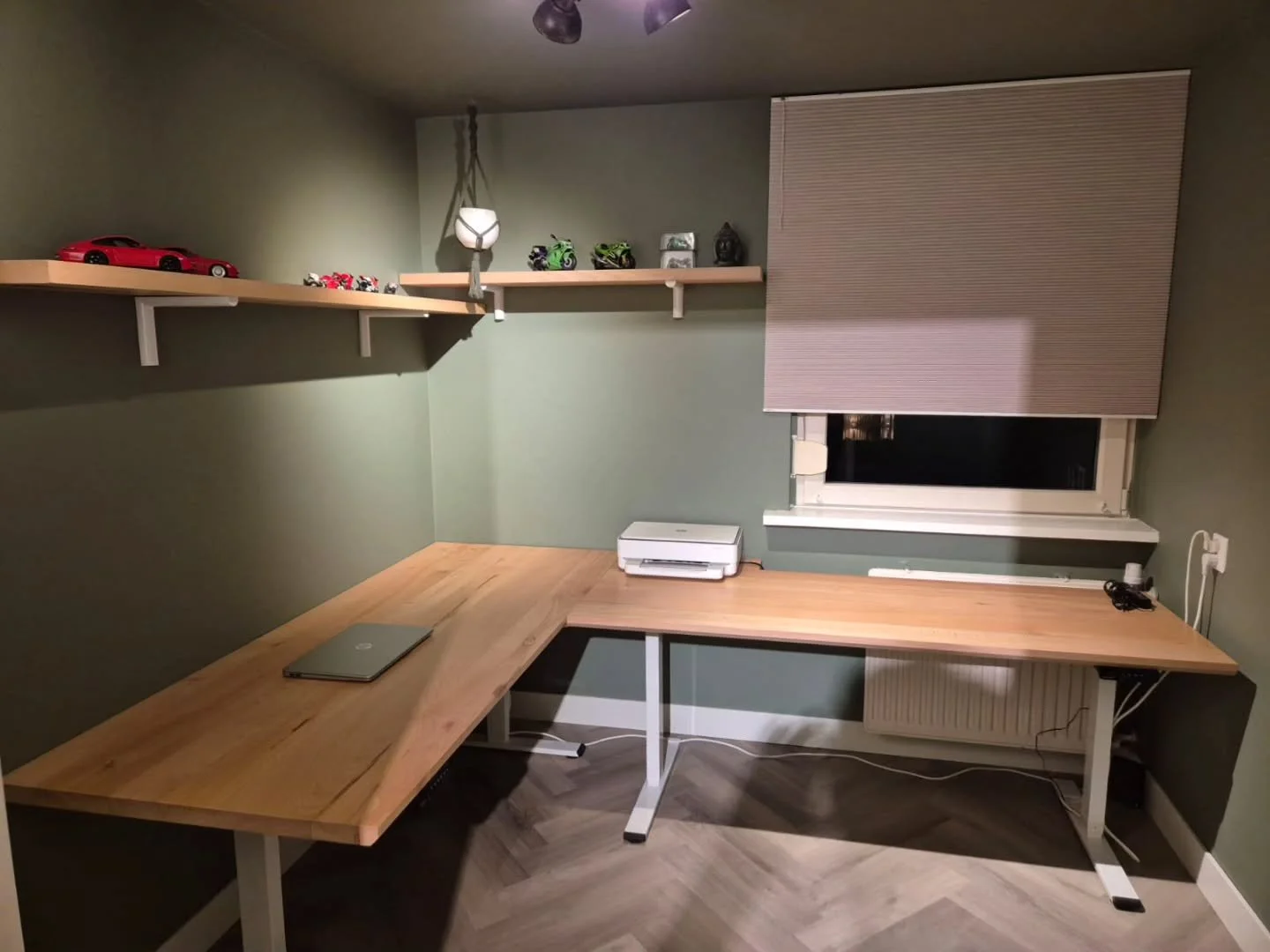 Altijd leuk wanneer de klant een foto stuurt van het eindresultaat.  Wij hebben het hout hier geschaafd en verlijmd. T lakwerk heeft de klant gedaan. Mooi #teamwork 

#buroblad #buroopmaat #thuiswerken #beukenhout